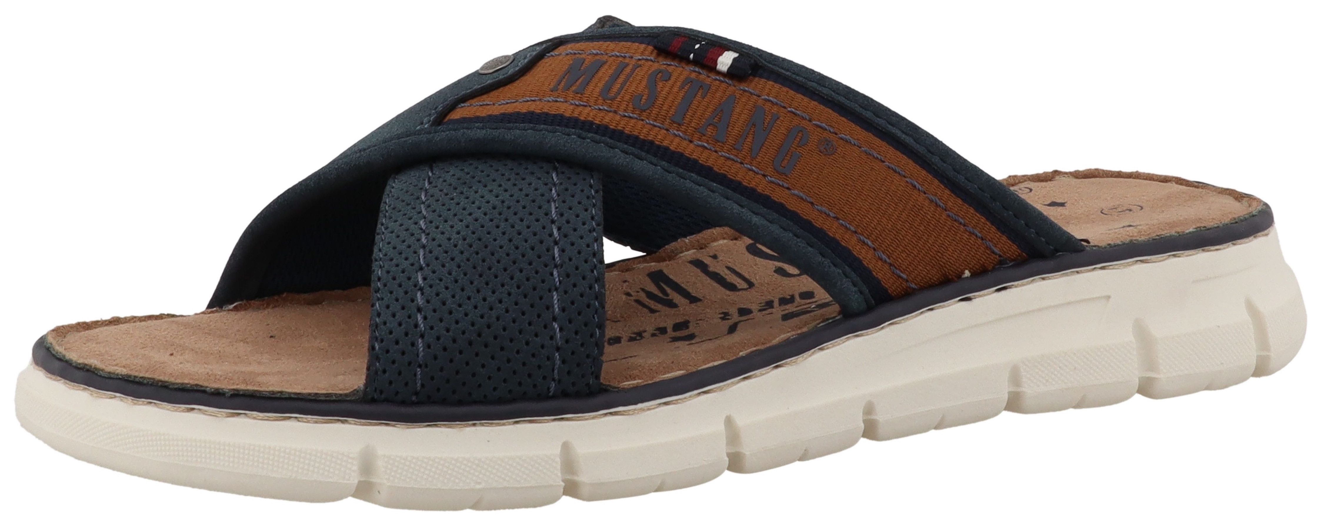 Mustang Shoes Emiliano Pantolette Sommerschuh, Schlupfschuh mit Logoschriftzug