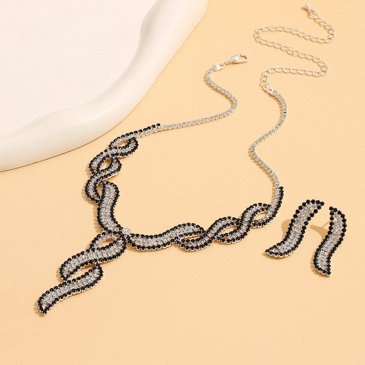 MOPUEA Schmuckset Halskette Ohrringe Choker 2-teiliges Glitzer-Schmuck-Set Ohrstecker (1-tlg., 1 Halskette, 1 Paar Ohrringe (Kupfer, Strassstein), Brautschmuck  – Bild 4 von 5