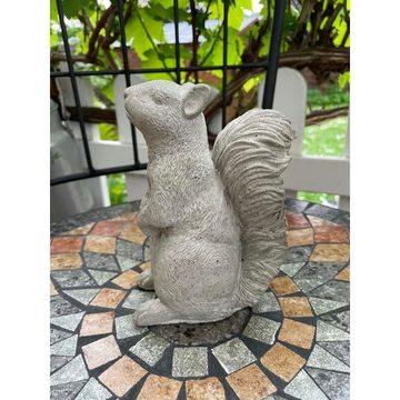 ZGM Gartenfigur Betonfigur Eichhörnchen SKIPPY - handgefertigte Dekoration für Garten, handgefertigte Dekoration für Garten und Haus