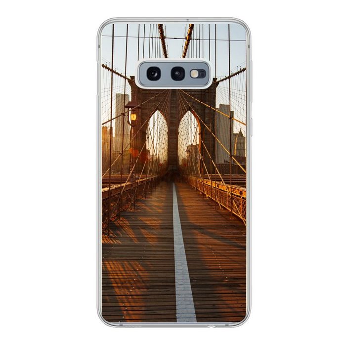 MuchoWow Handyhülle Brooklyn Bridge in New York bei Sonnenuntergang Phone Case Handyhülle Samsung Galaxy S10e Silikon Schutzhülle
