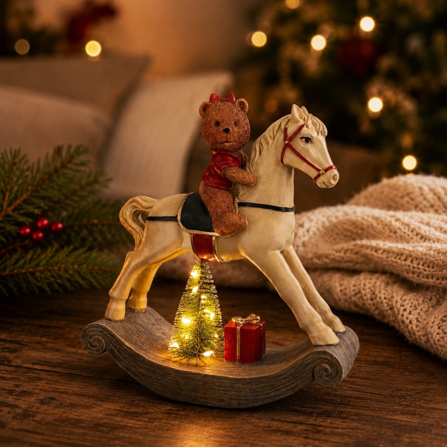 Online-Fuchs LED-Dekofigur Schaukelpferd mit Weihnachtsbaum und LED-Lichterkette - Weihnachtsdeko (mit süßen Teddybär, 10 warmweiße LEDs), praktische 6-Stunden Timerfunktion enthalten