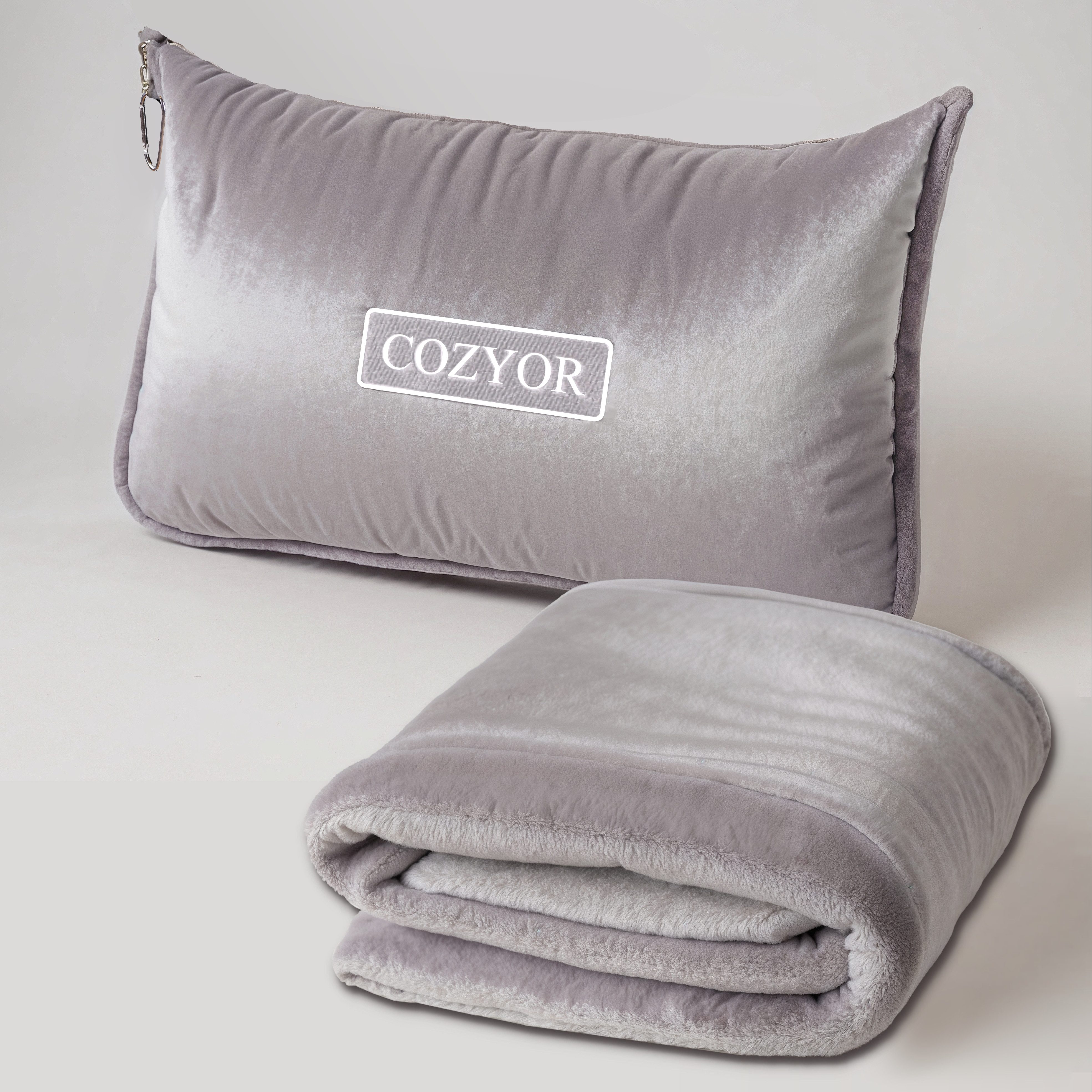 Cozyor Reisekissen und Reisedecke 2 in 1, Reiseset kuschelig weich + Rucksack-Clip, & mit praktischer Befestigung für Koffer, hellgrau Moonlight-Serie, 1-tlg., Verwandlungskissen, Flugzeugdecke für unterwegs wahlweise mit Nackenkissen & Augenmaske