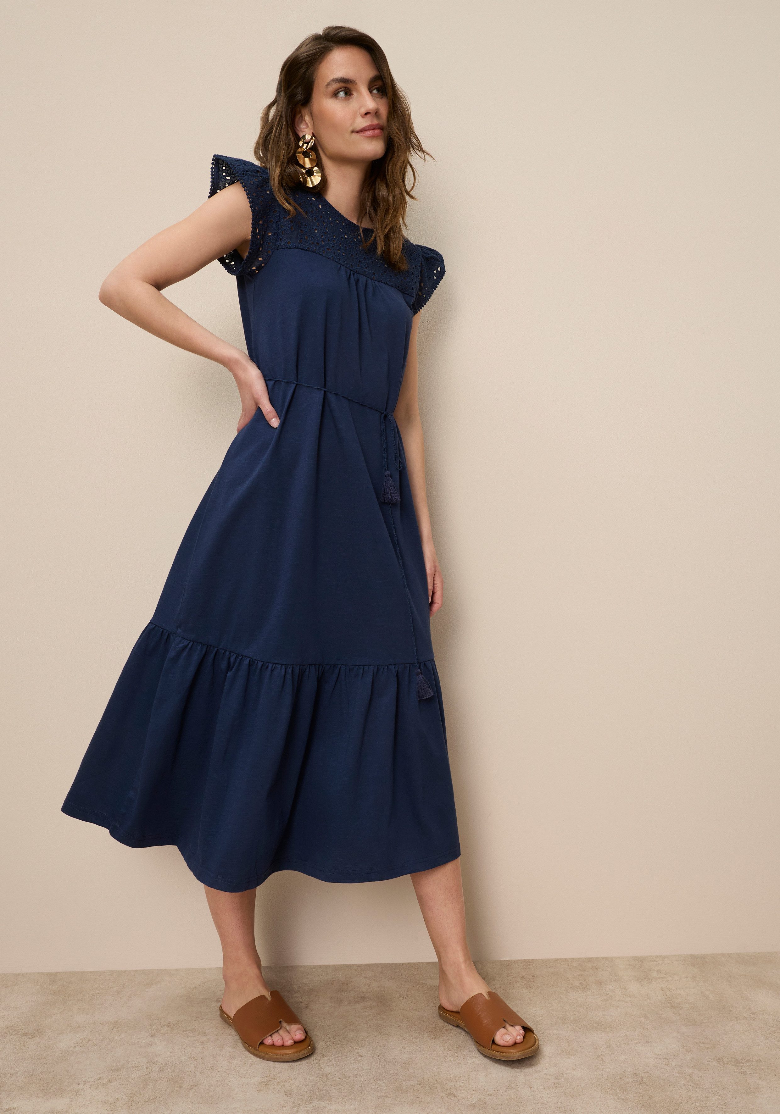 Tamaris Jerseykleid mit femininer Lochstickerei und verspieltem Schnitt