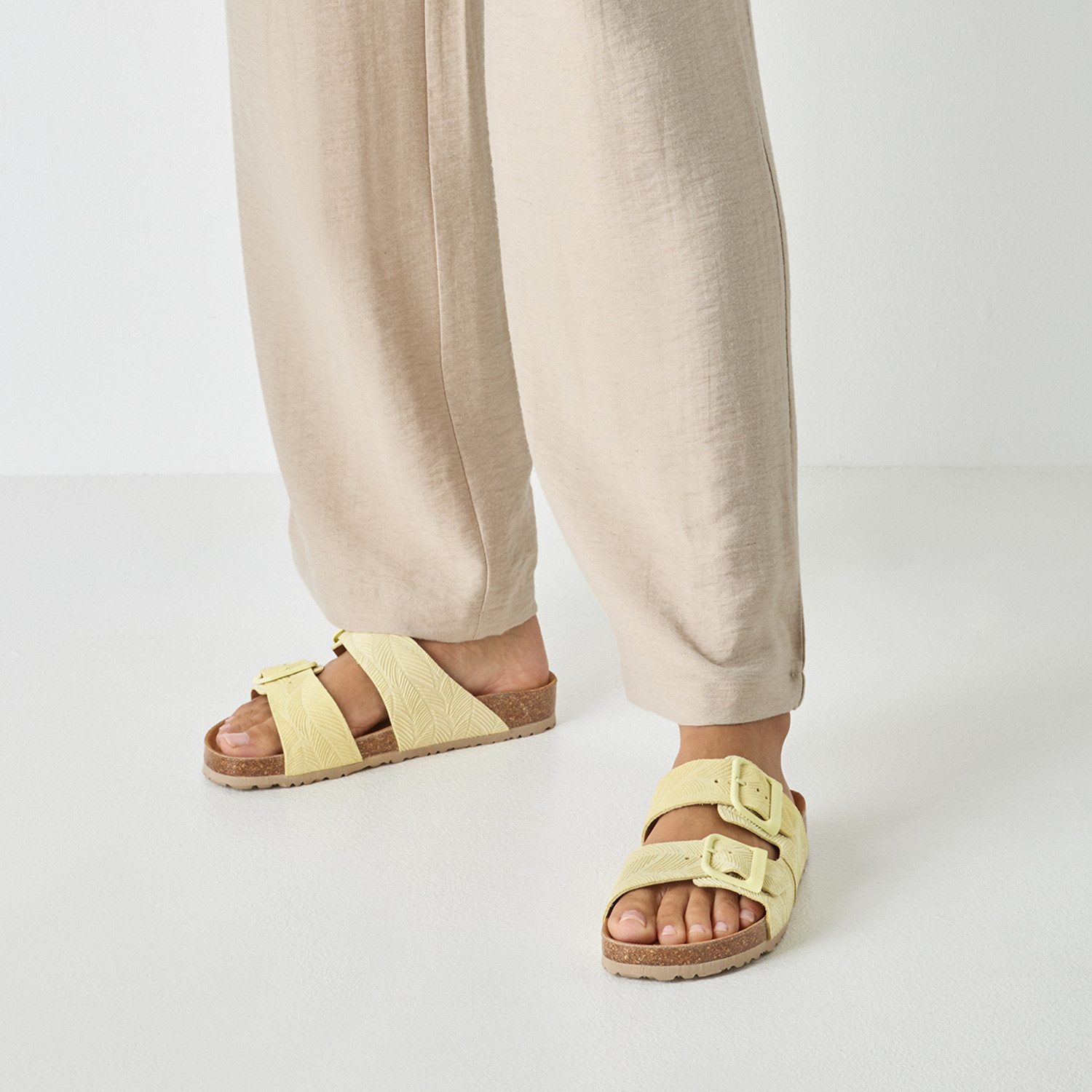 Tamaris Pantolette Sommerschuh, Hausschuh, Schlupfschuh mit floraler Prägung
