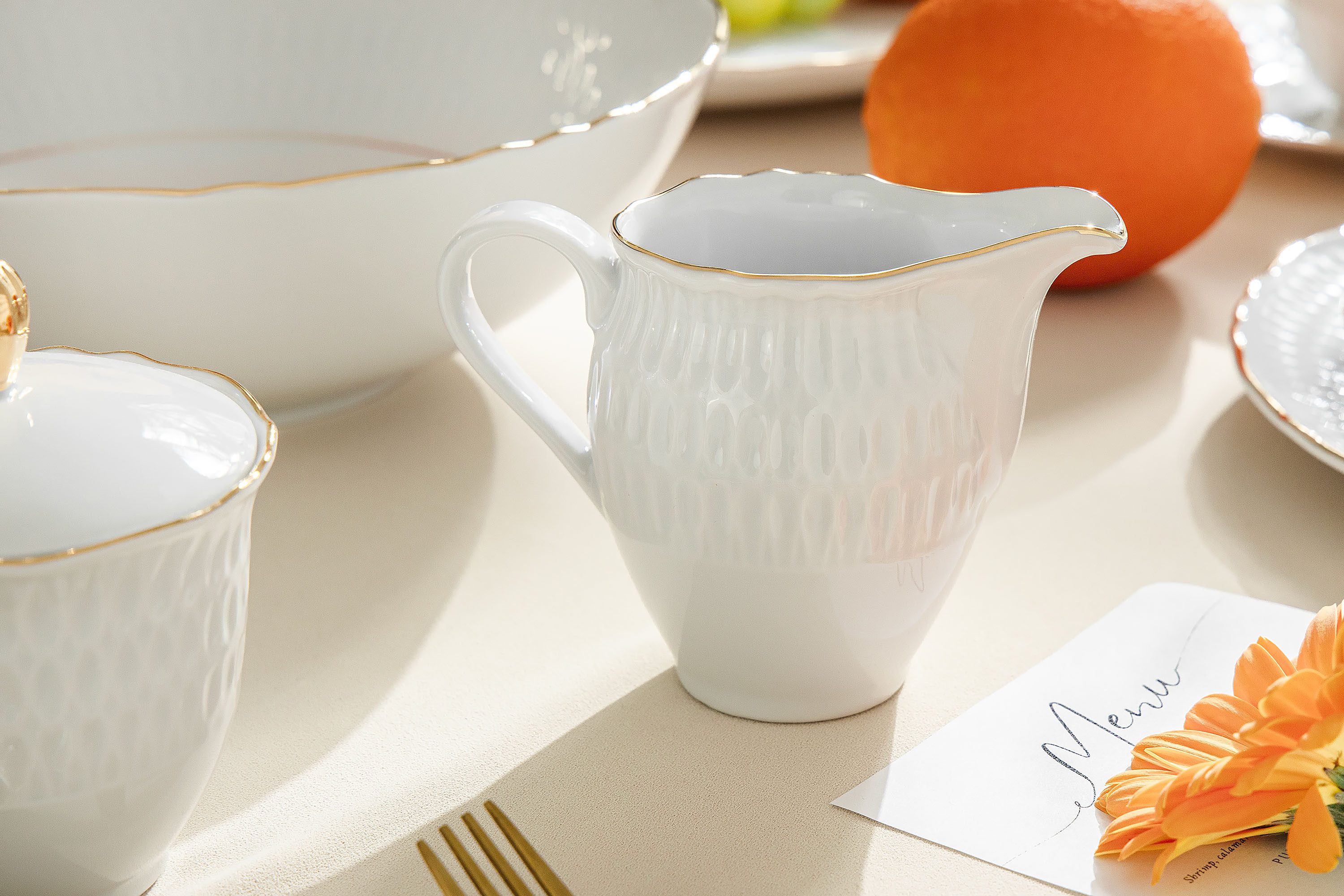 KONSIMO® Milchkännchen CMIELOW SOFIA Hochwertiges Premium-Porzellan, Milchkrug, Milchkanne, 0.25 l, elegante Verzierung, handgefertigt, handbemalt in echtem Gold