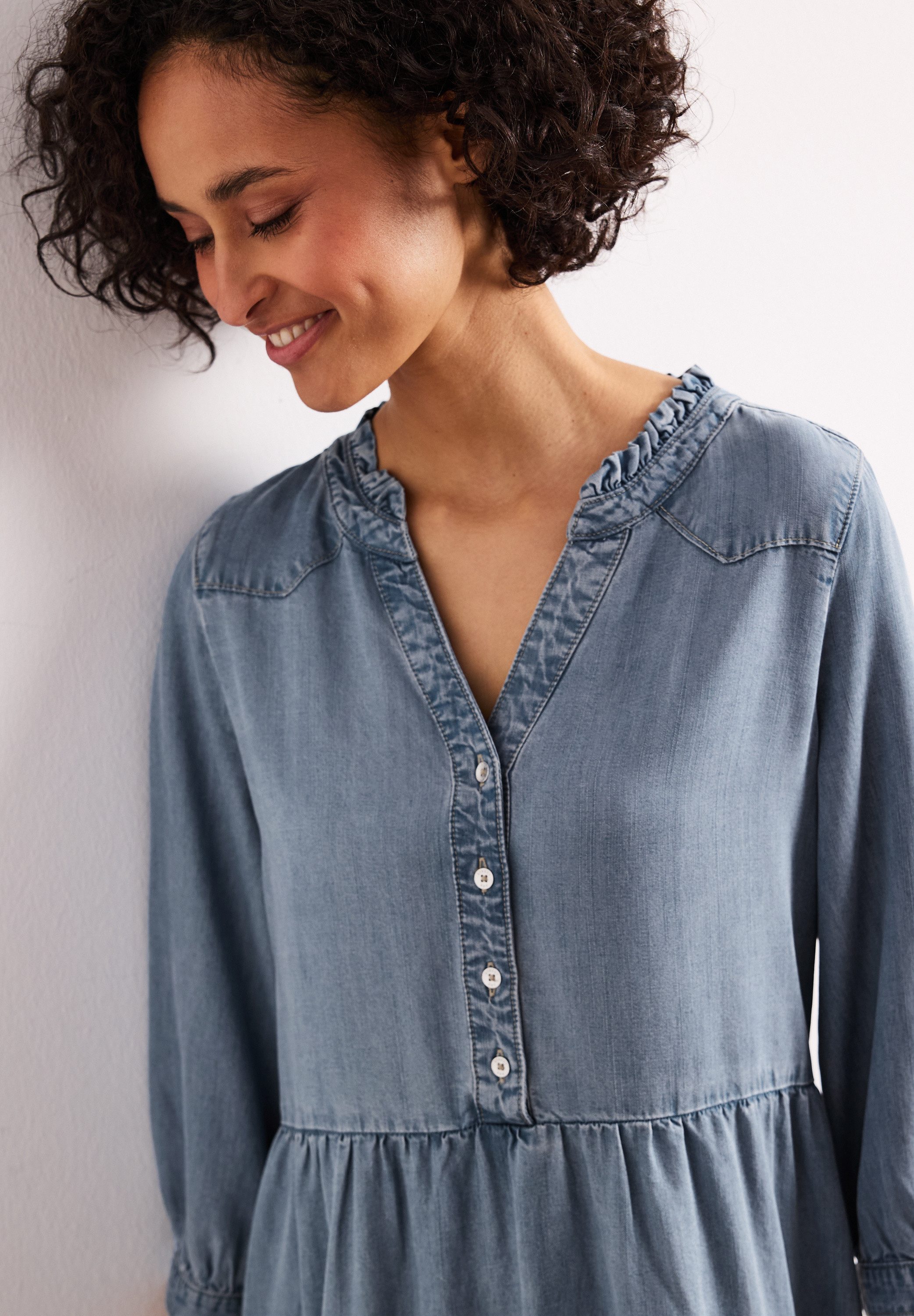 STREET ONE Jeanskleid weich fallende, vorgewaschene Optik, dekorative Knopfleiste