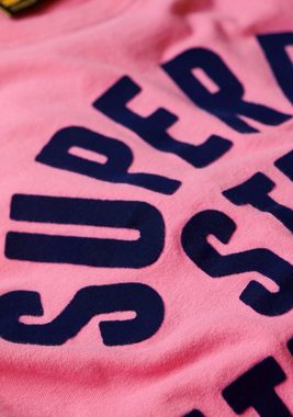 Superdry Print-Shirt stylisches T-Shirt VARSITY FLOCKED FITTED TEE mit bedrucktem Design (Rundhals, Kurzarm, Logodruck, Frontdruck, Flockprint) normale Passform aus pflegeleichter Baumwolle