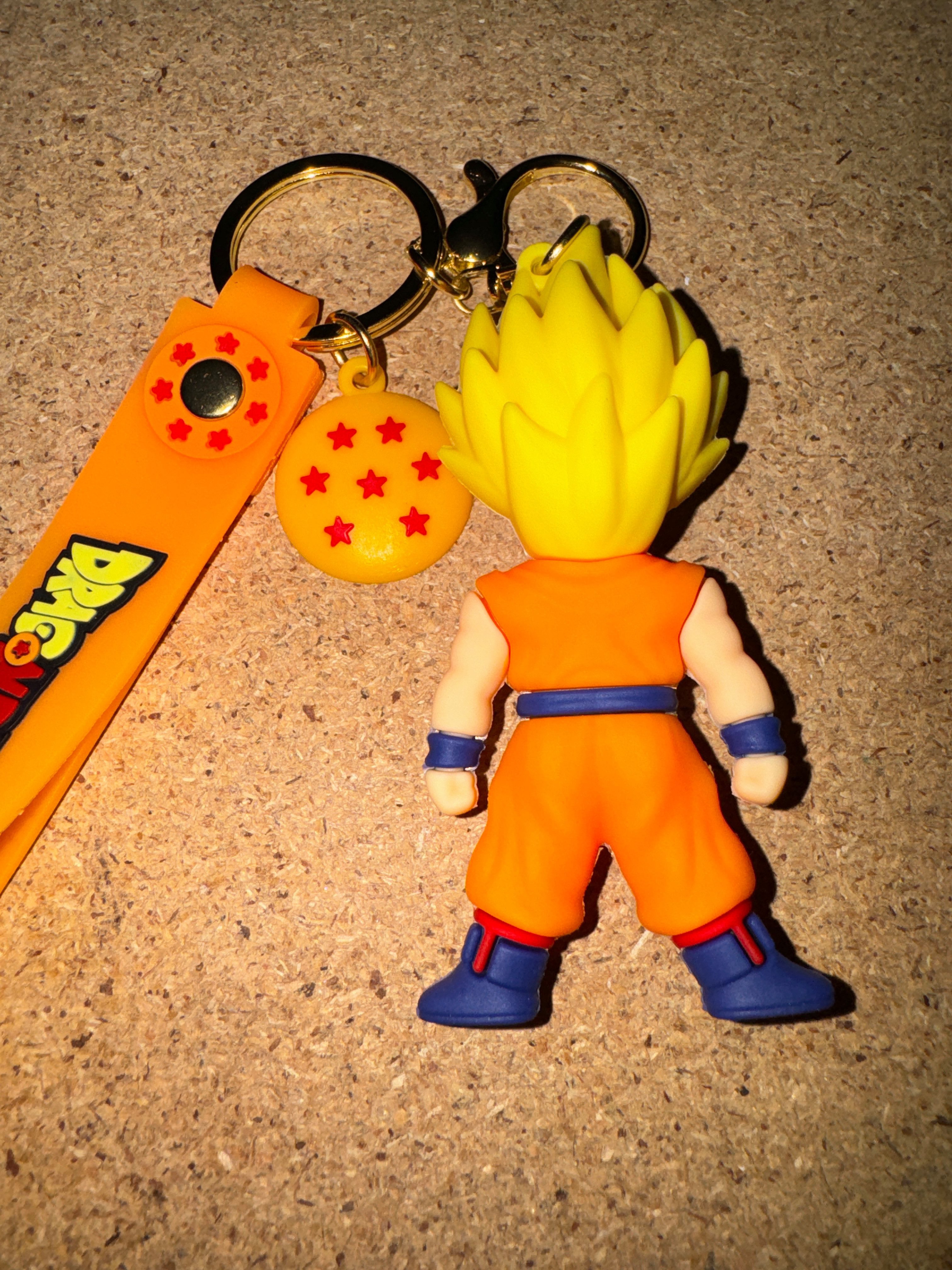 Stelby Schlüsselanhänger Dragonball Songoku Schlüsselanhänger 3D Gummi (Super-Sayajin im Kampfanzug), Strapazierfähiges & flexibles Material für langlebige Nutzung