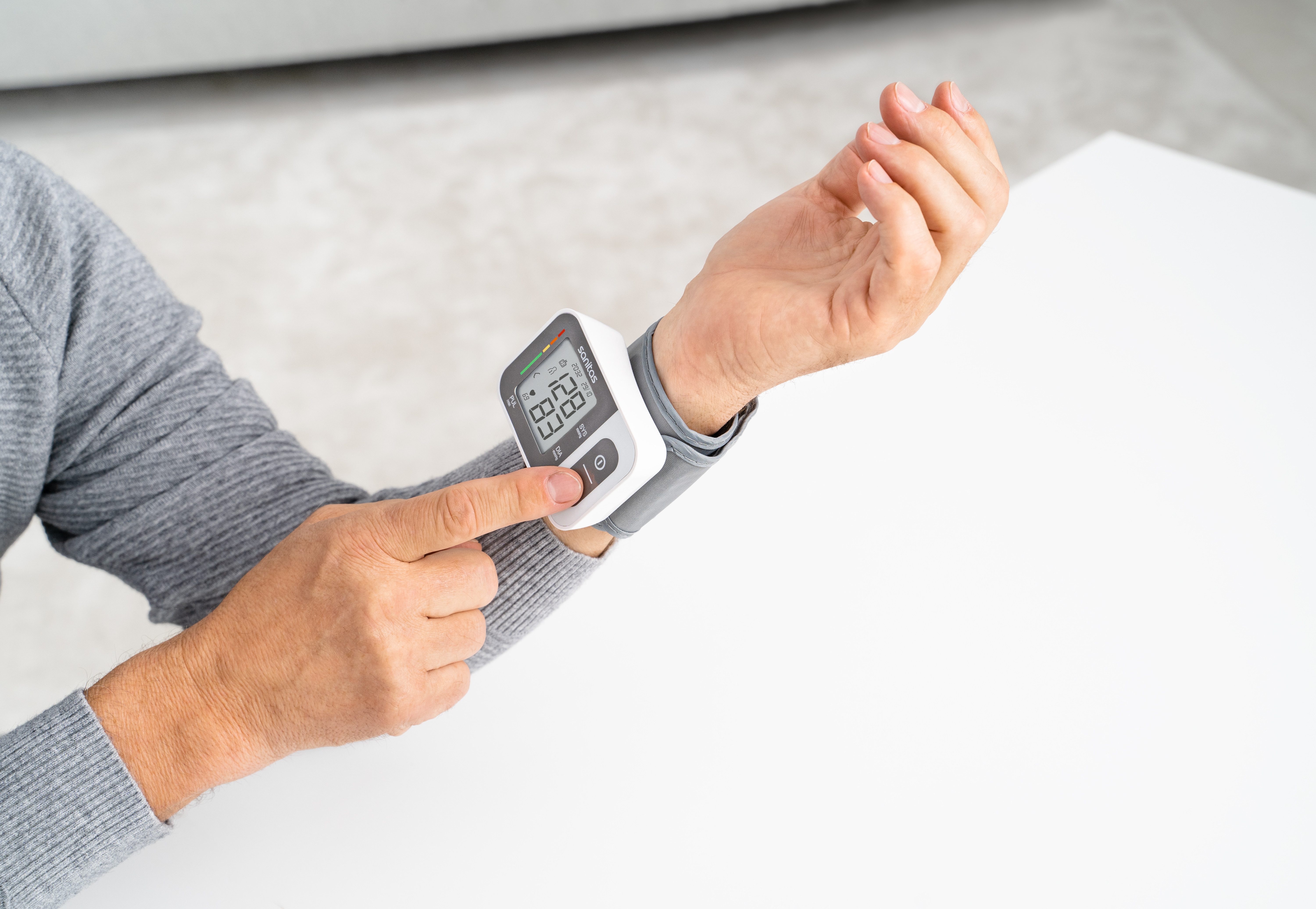 Sanitas Handgelenk-Blutdruckmessgerät SBC 15 für vollautomatische Messungen von Blutdruck und Puls, Medizinprodukt, inkl. Aufbewahrungsbox, 2 x 60 Speicherplätze