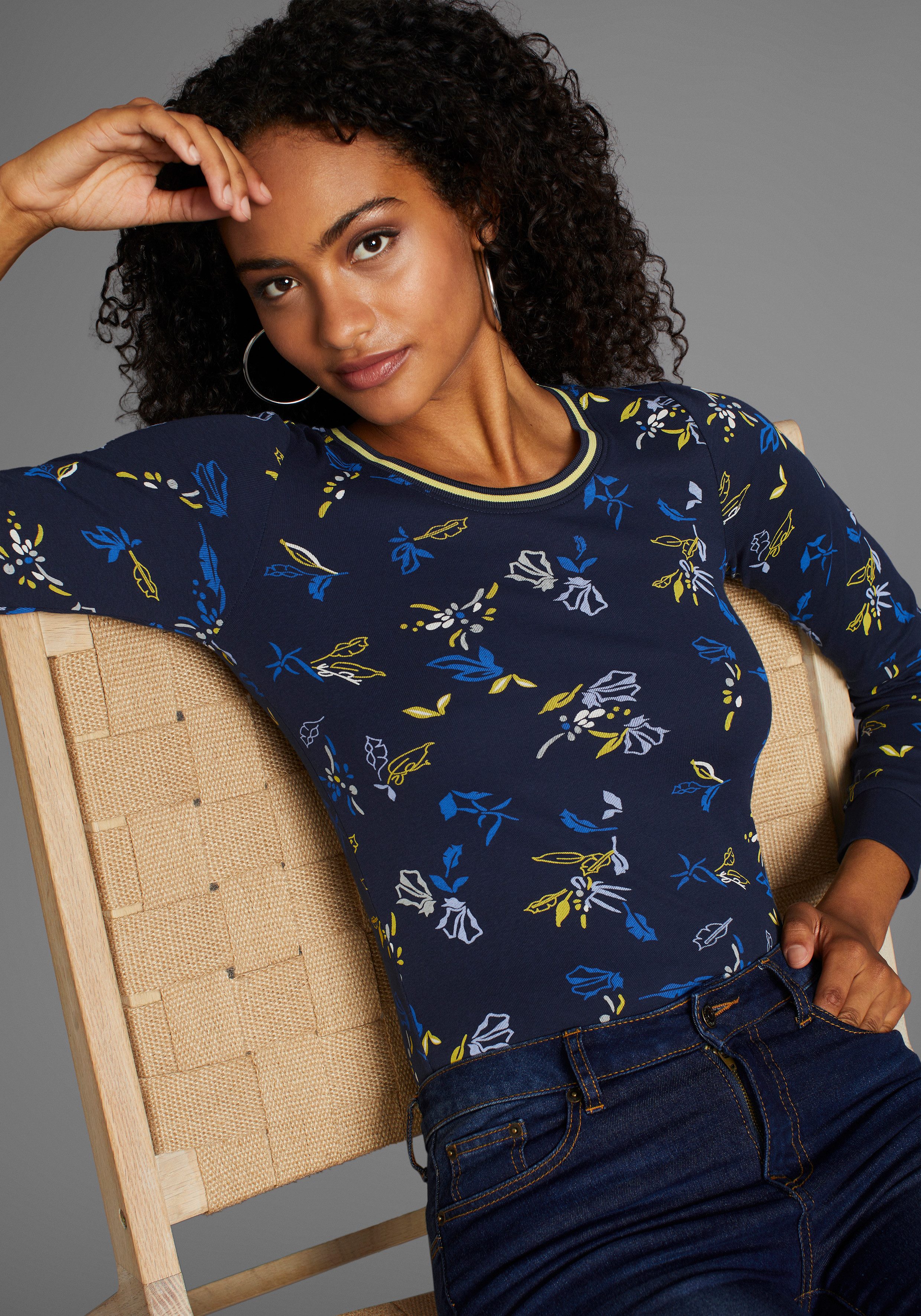KangaROOS Langarmshirt mit Allover-Print und Kontrastdetails günstig online kaufen