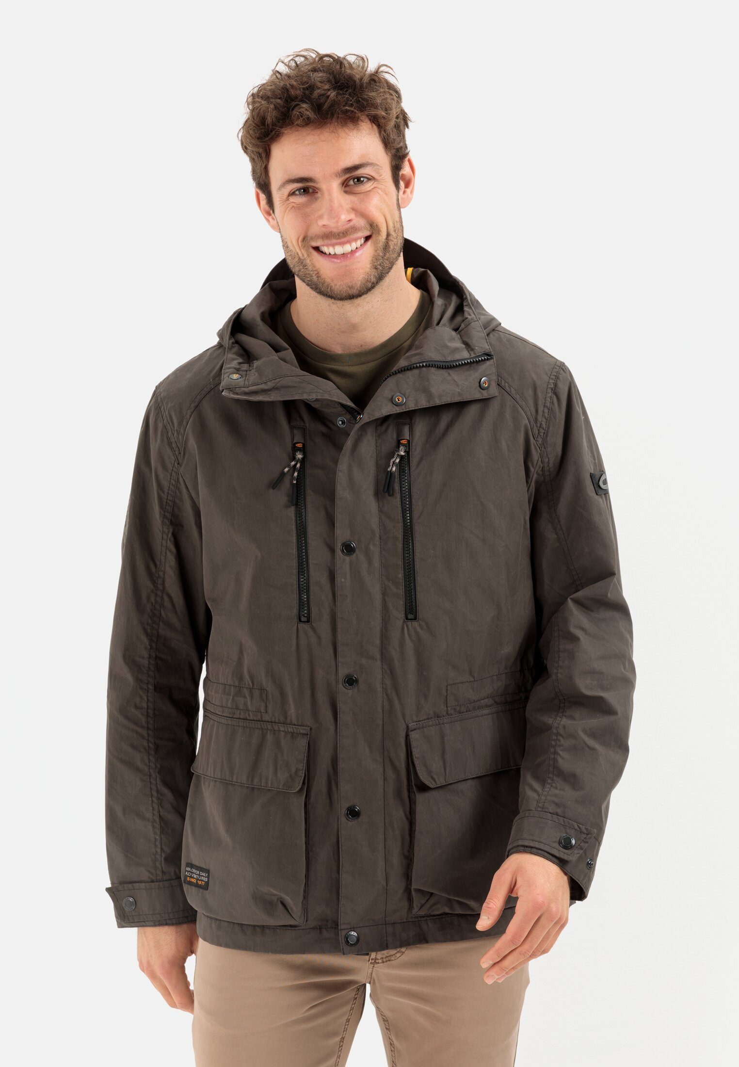 camel active Outdoorjacke mit groß Größe 50 trägt und Kapuze, die 188 cm Unser ist Model