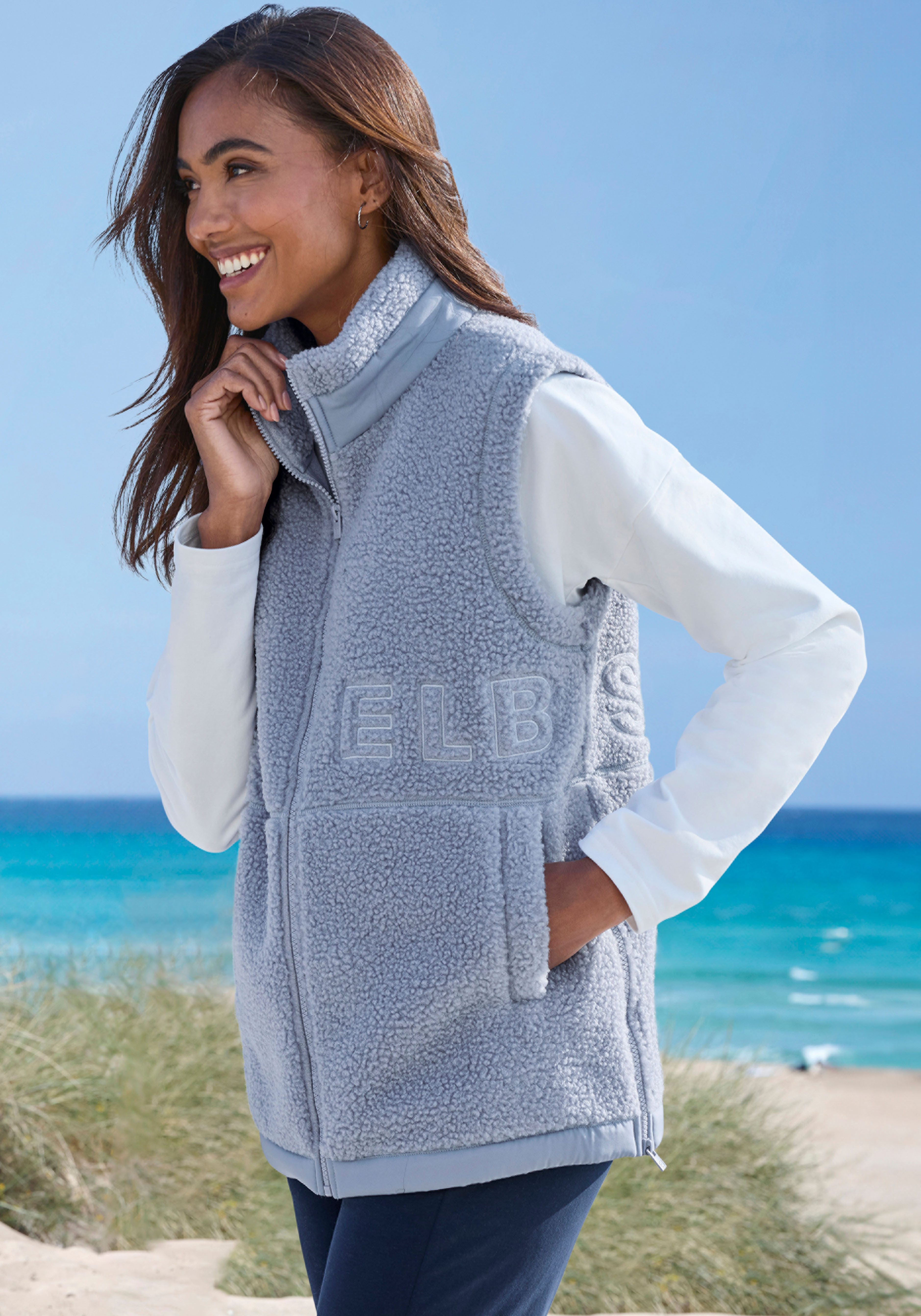 Elbsand Fleeceweste mit großer Schriftzug-Stickerei