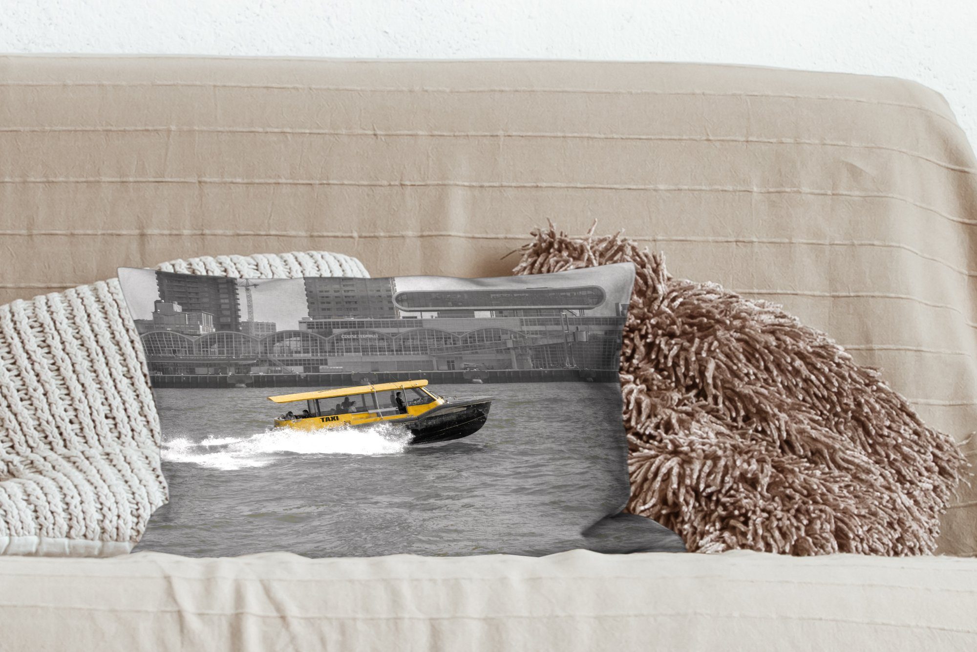 MuchoWow Dekokissen Schwarz-Weiß-Fotografie eines Bootes Zierkissen, Schlafzimmer Stadt, in mit Dekoration, Wohzimmer niederländischen der Dekokissen Füllung