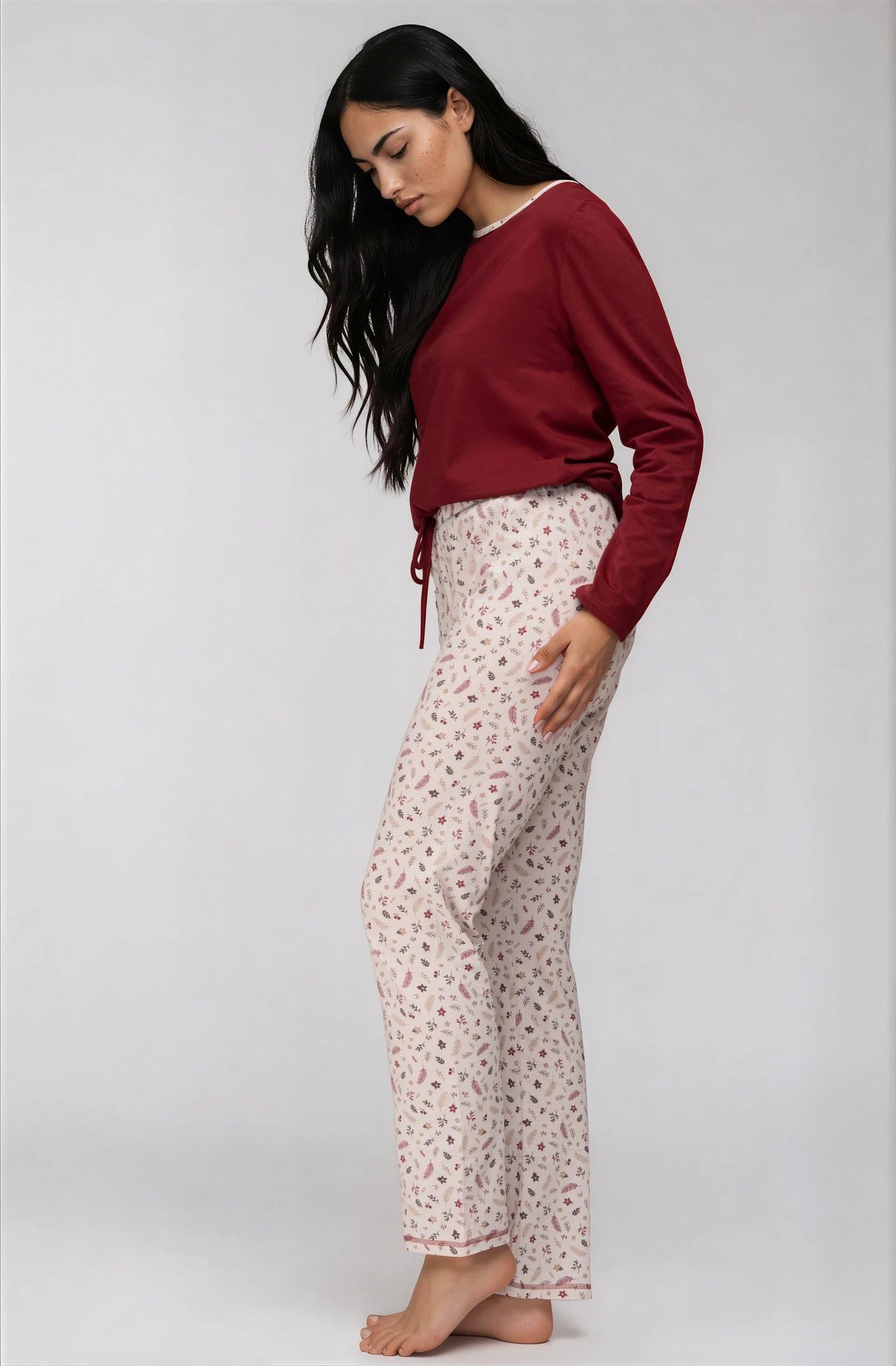 Mademoiselle Sommeil Pyjama Damen Schlafanzug in Bordeaux mit Langarmshirt & florale Hose aus 100% Baumwolle, Rundhals, hergestellt in Polen