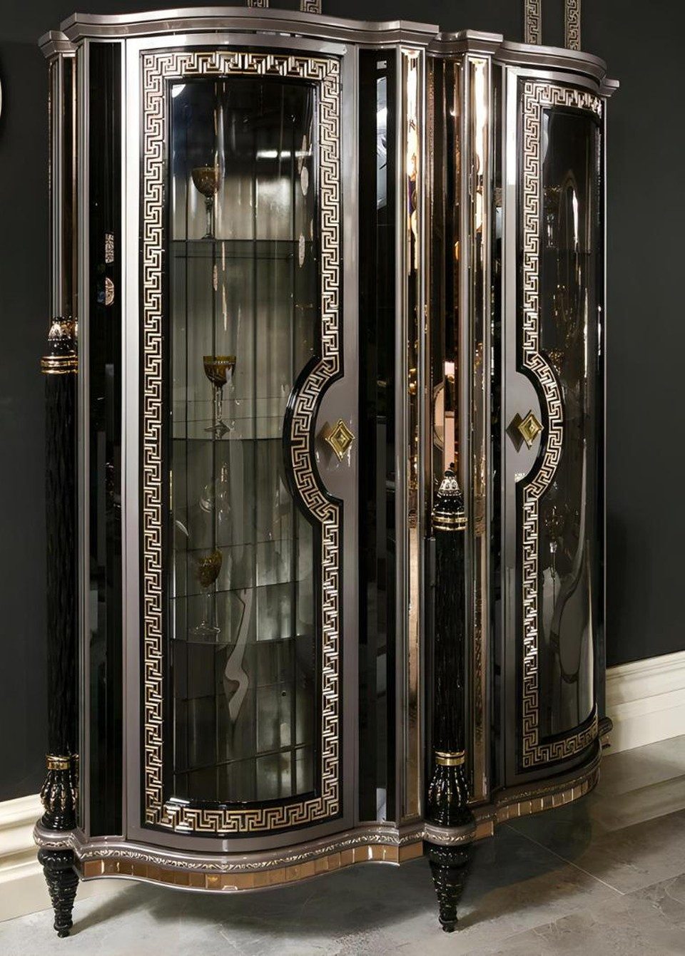 Xlmoebel Vitrine Silberne Holzvitrine mit Glasfront und zwei Türen von XLMOEBEL (1-St., 2-türige Vitrine) Made in Europa