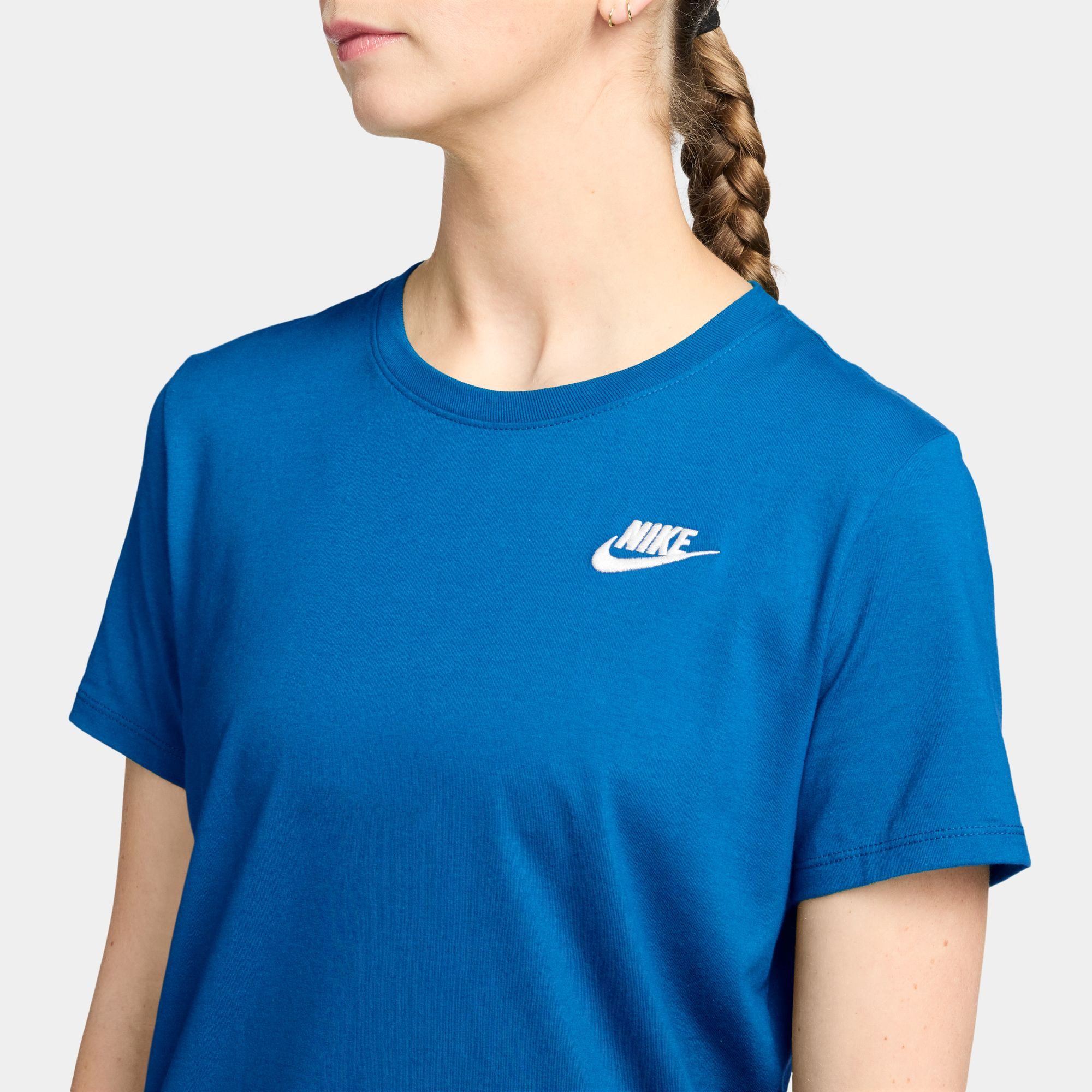 Nike Sportswear T-Shirt W NSW CLUB SS TEE mit leicht abgerundetem Saum, aus Baumwolle in Jersey-Qualität