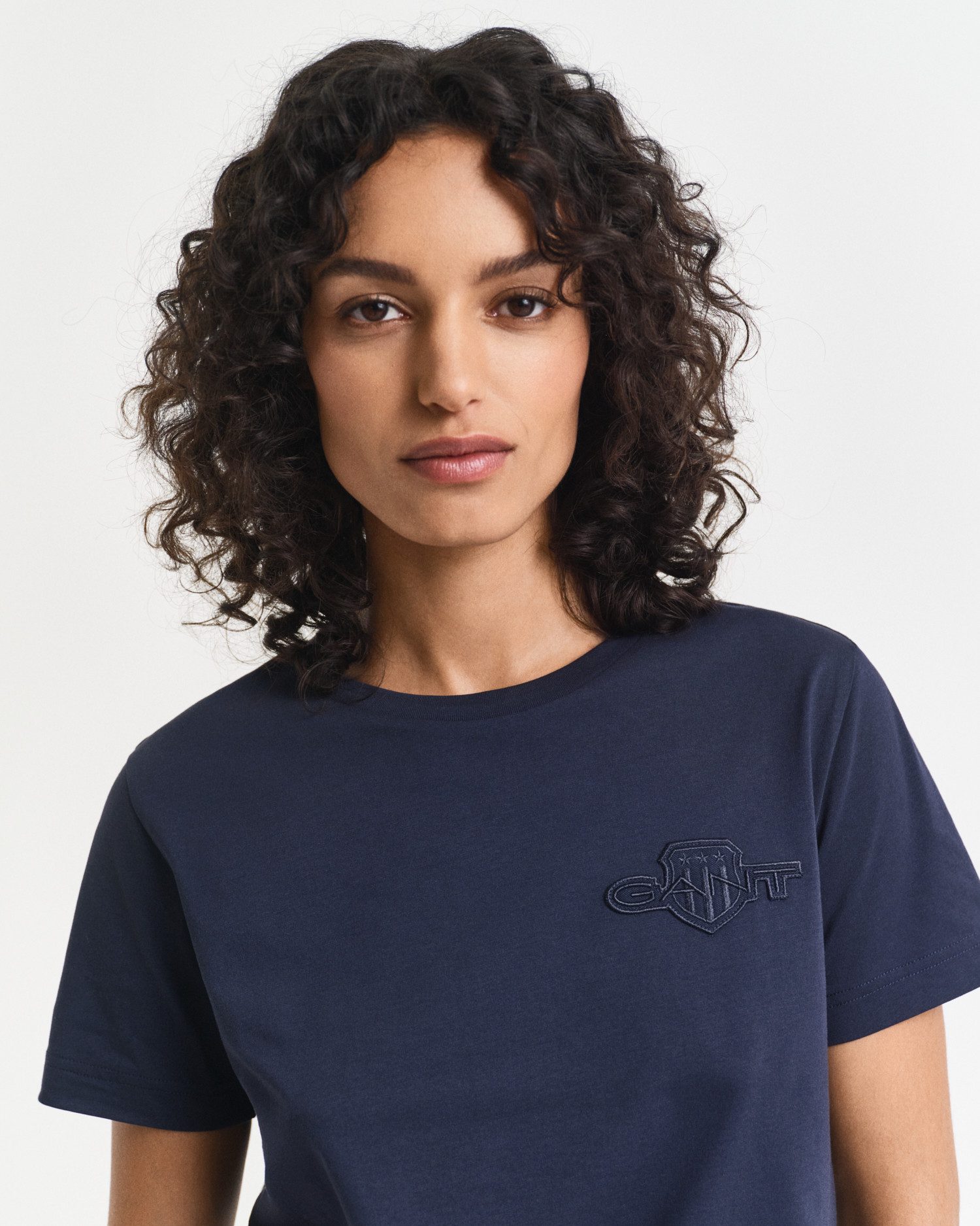 Gant T-Shirt REG TONAL SHIELD SS T-SHIRT Rundhals, Ton in Ton Stickerei
