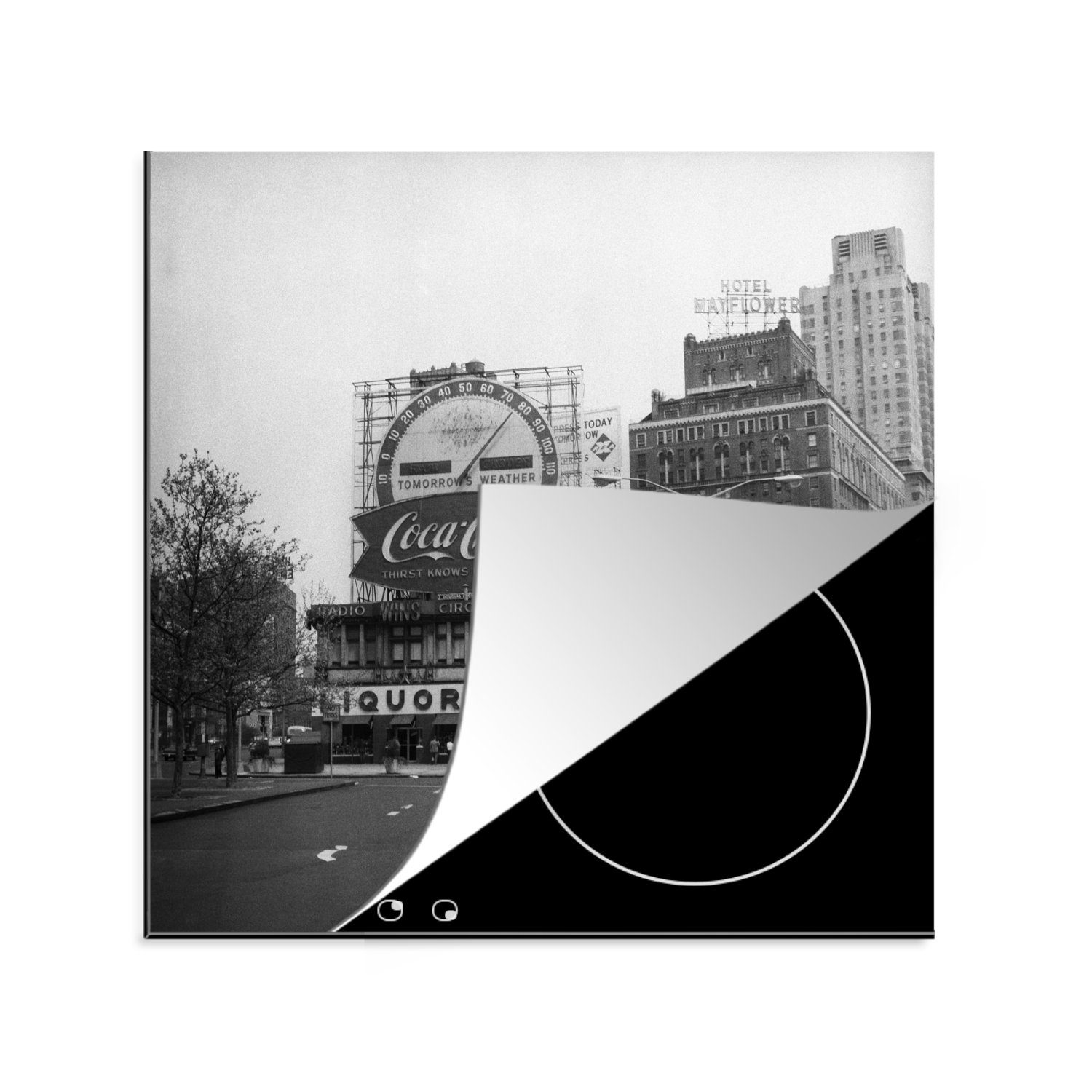 MuchoWow Herdblende-/Abdeckplatte Coca-Cola-Werbeschild in der Stadt (schwarz-weiß), Vinyl, (1 tlg), 78x78 cm, Ceranfeldabdeckung, Arbeitsplatte für küche