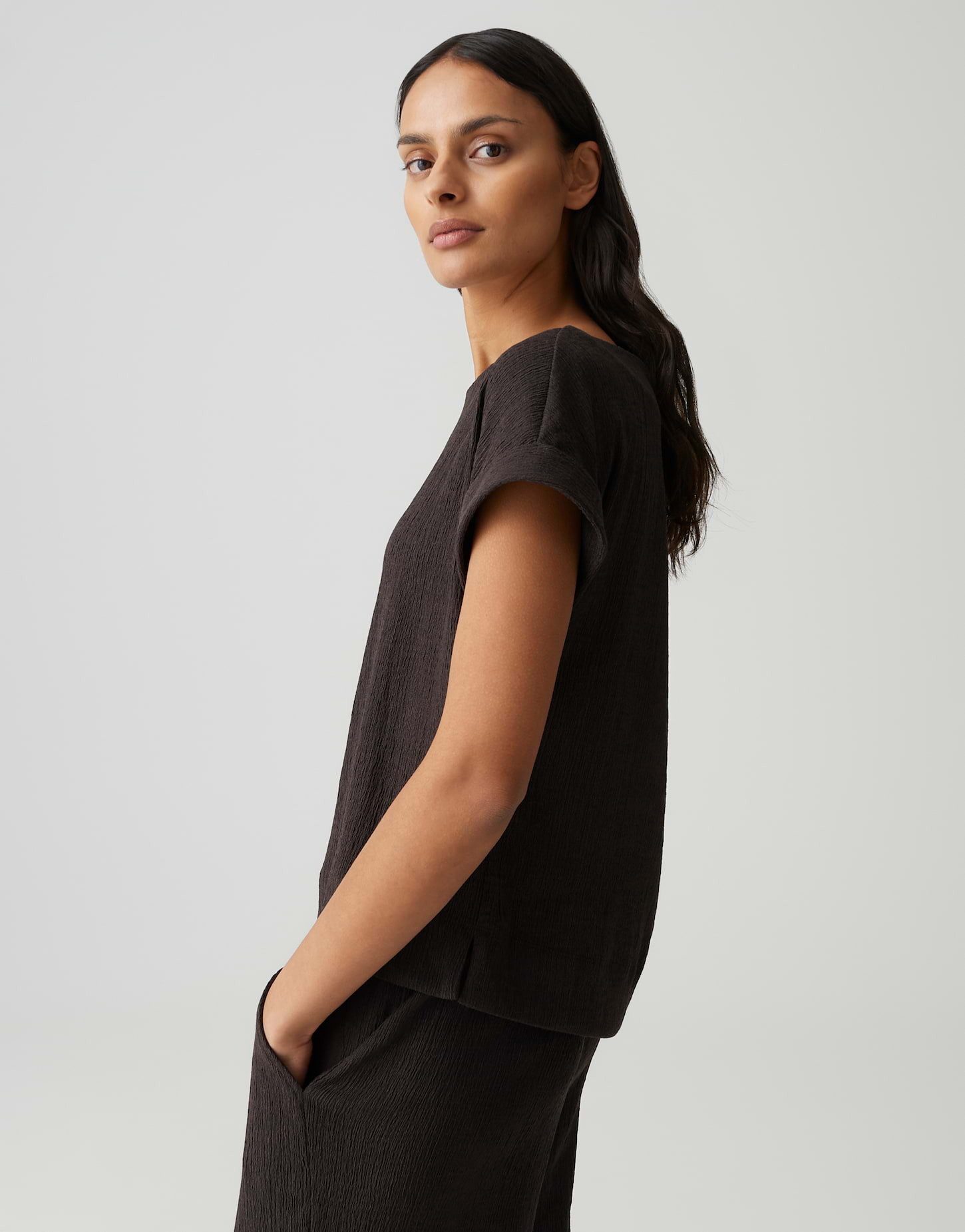 OPUS Kurzarmshirt Sikuro aus weichem Jersey mit Crinkle Effekt Der Aufschlag am Ärmel sorgt für eine entspannte Note – Bild 5 von 5