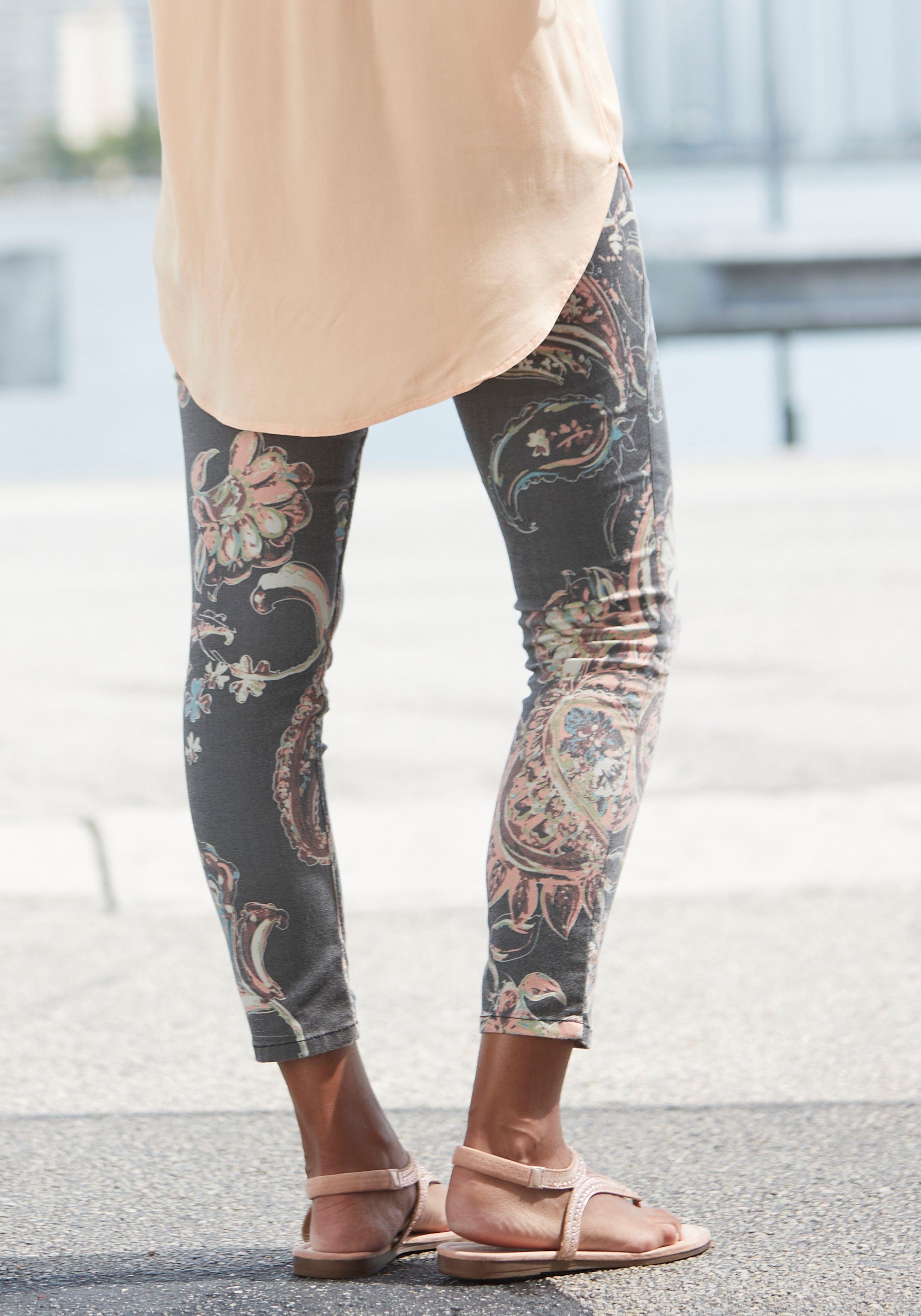 LASCANA 7/8-Jeggings mit Paisleyprint, schmale Passform, Super-Stretch-Qualität