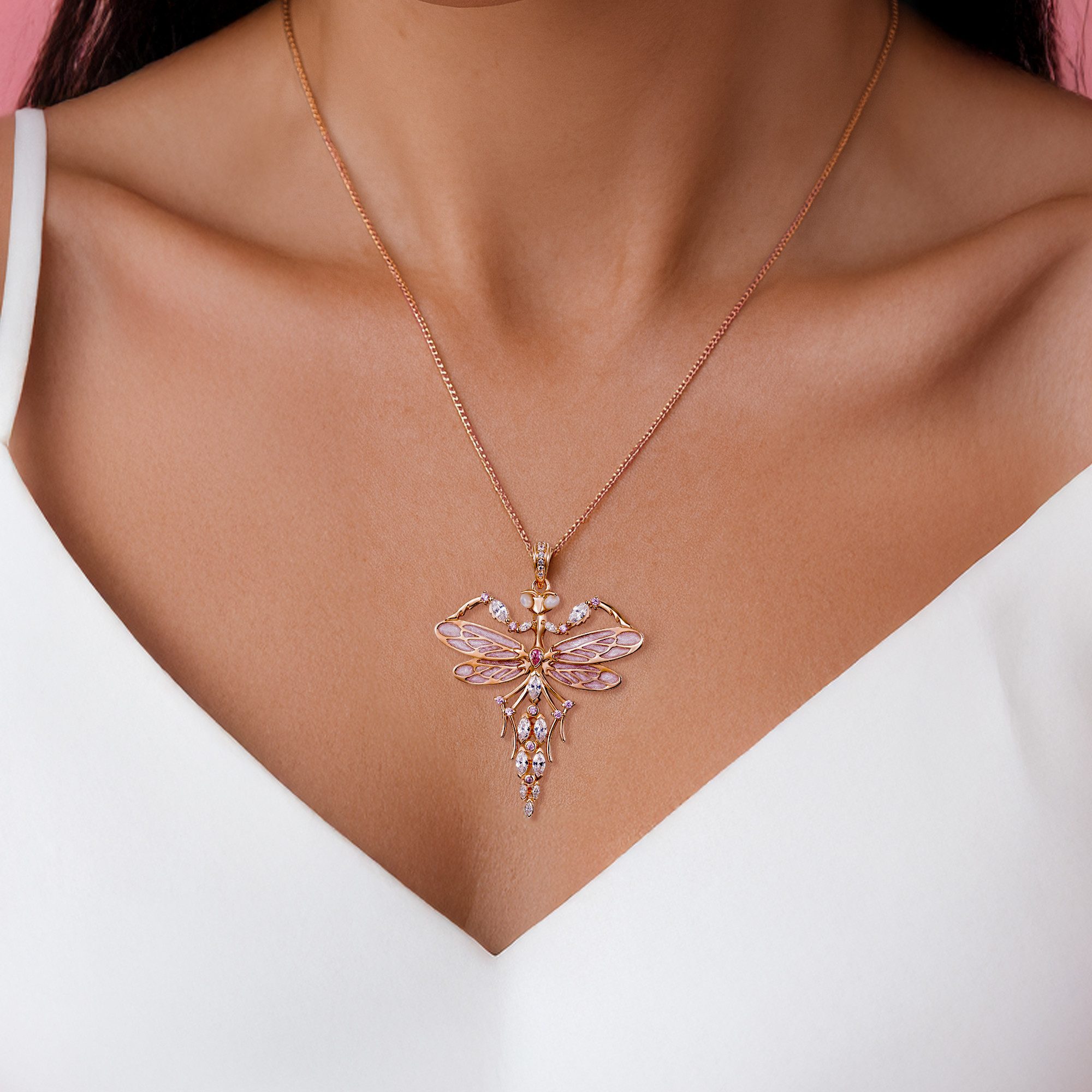 Seinerzeit FLORA & FAUNA Kettenanhänger Juliette Gottesanbeterin Anhänger, Schmuck aus 925 Sterling Silber (Vom Wald inspirierter Damenschmuck mit liebevoll gestaltetem Natur- und Tiermotiv – ein besonderer Begleiter im Alltag und zu besonderen Anlässen, 1-tlg., inkl. Geschenkverpackung für Frauen ob Freundin, Mutter, Ehefrau, Oma), rosé-vergoldet, mit Emaille und Zirkonia-Steinen