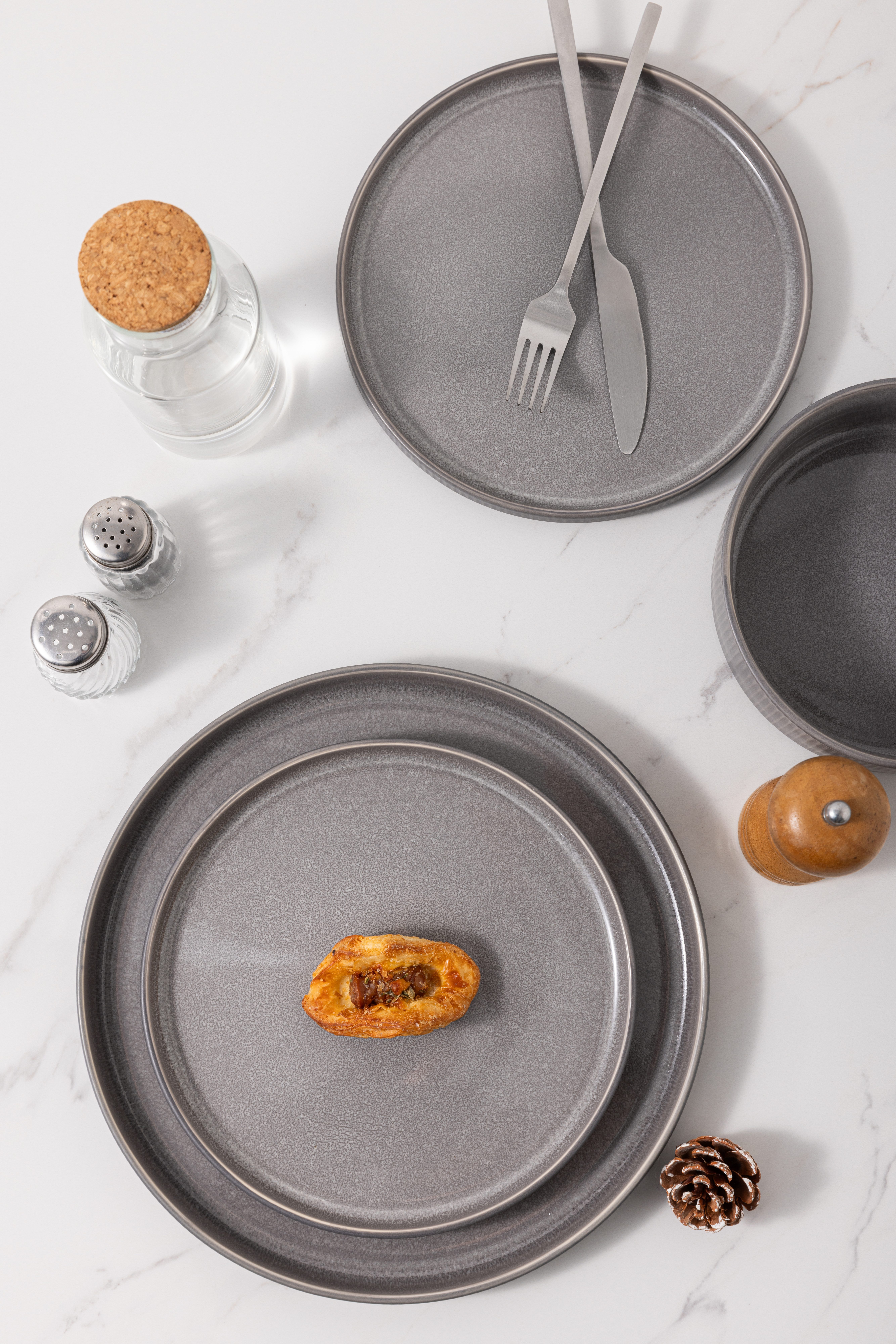 OTTO home Geschirr-Set Ylvii, außen matt, innen reaktiv glasiert (18-tlg), 6 Personen, Steinzeug, Riffeloptik, spülmaschinenfest und mikrowellengeeignet