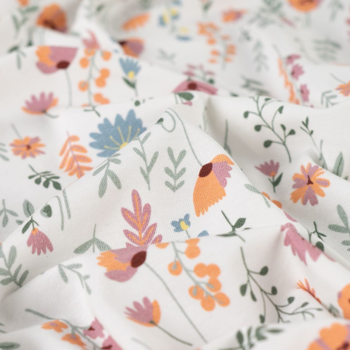 SCHÖNER LEBEN. Stoff Baumwolljersey Flower Field Blumen weiß bunt, 145 cm breit