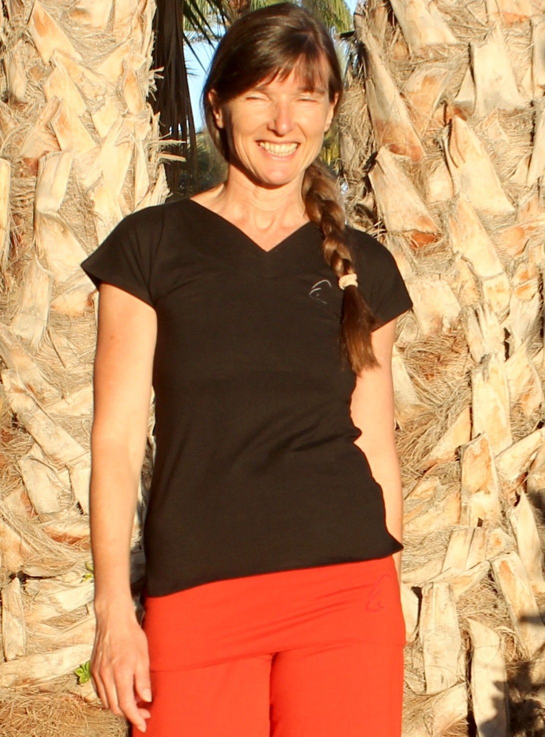 Bio-Baumwolle Farishta Ärmeln, Yoga V-Shirt Yogashirt unten in V-Shirt mit geschlitzt Schwarz ESPARTO kurzen