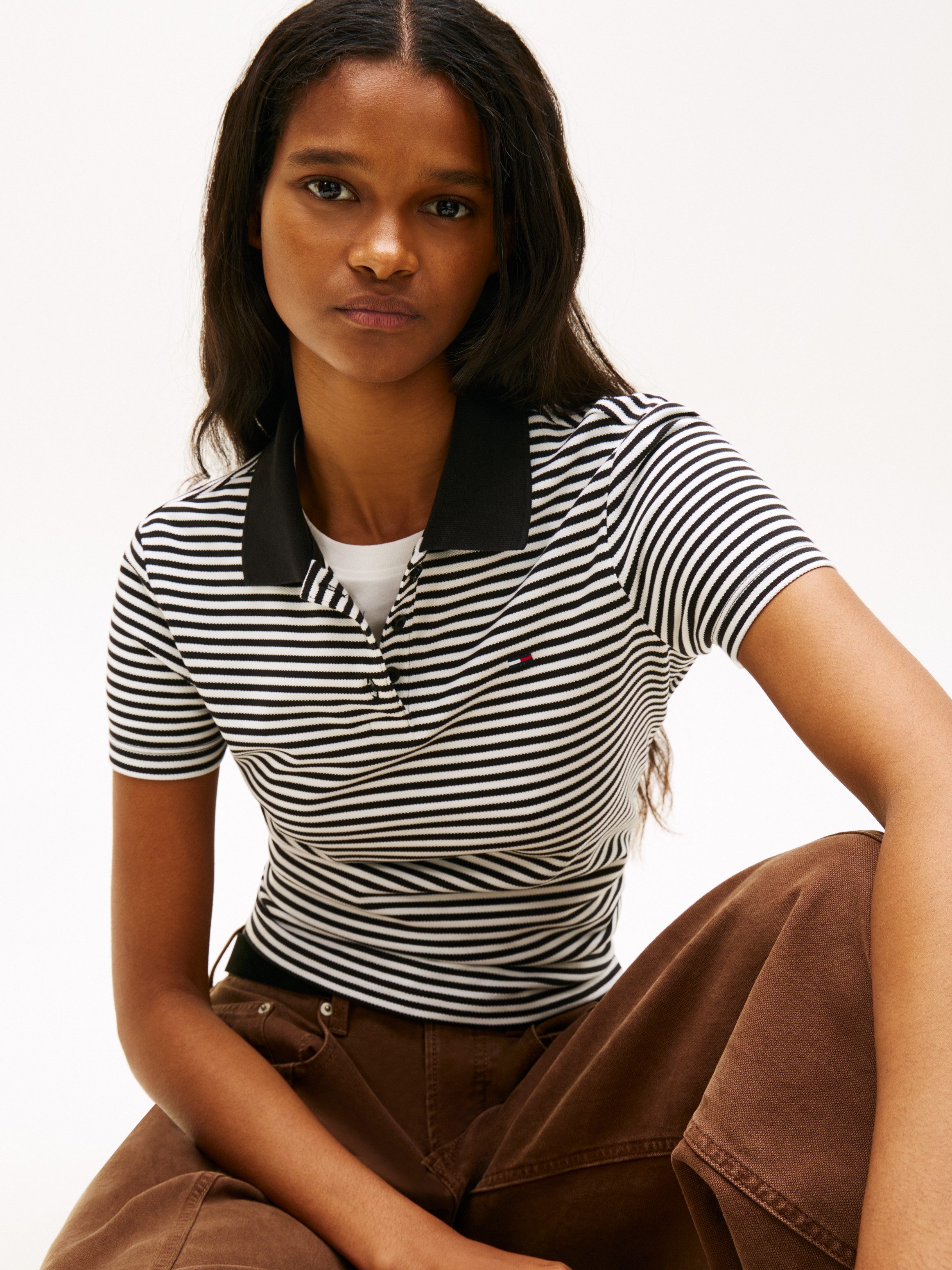 Tommy Jeans Poloshirt TJW SLIM ESSENTIAL POLO SHORT SLEEVE mit Logostickerei, Piqué