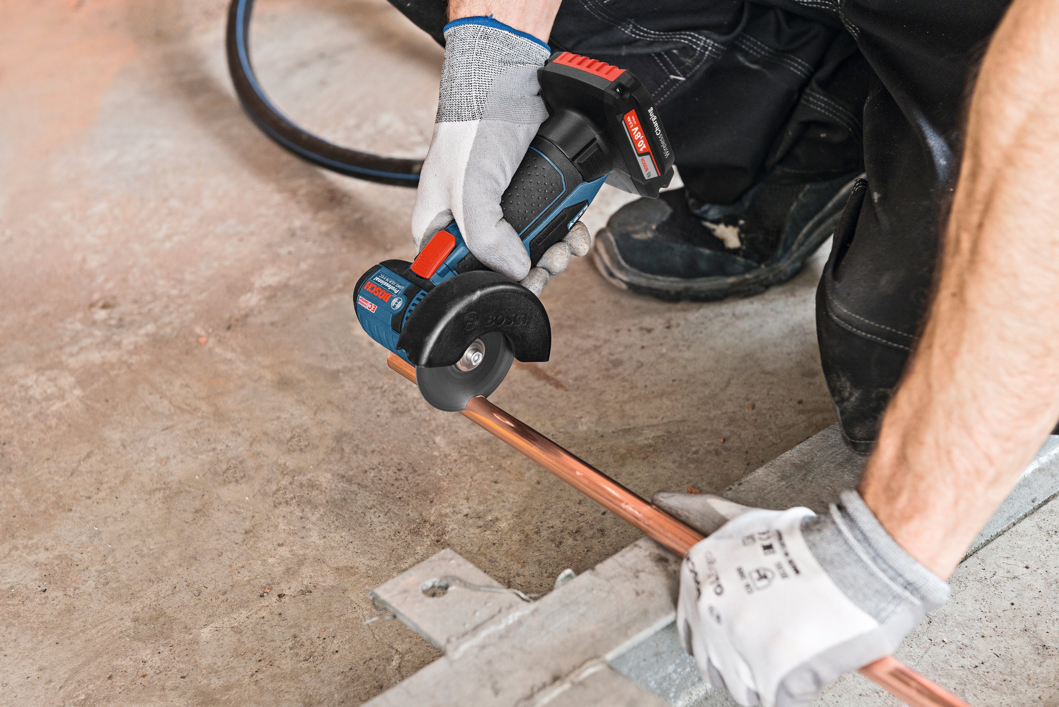 Bosch Professional Akku-Winkelschleifer GWS 12V-76, mit 2 Akkus 12 V, Ladegerät und Zubehör