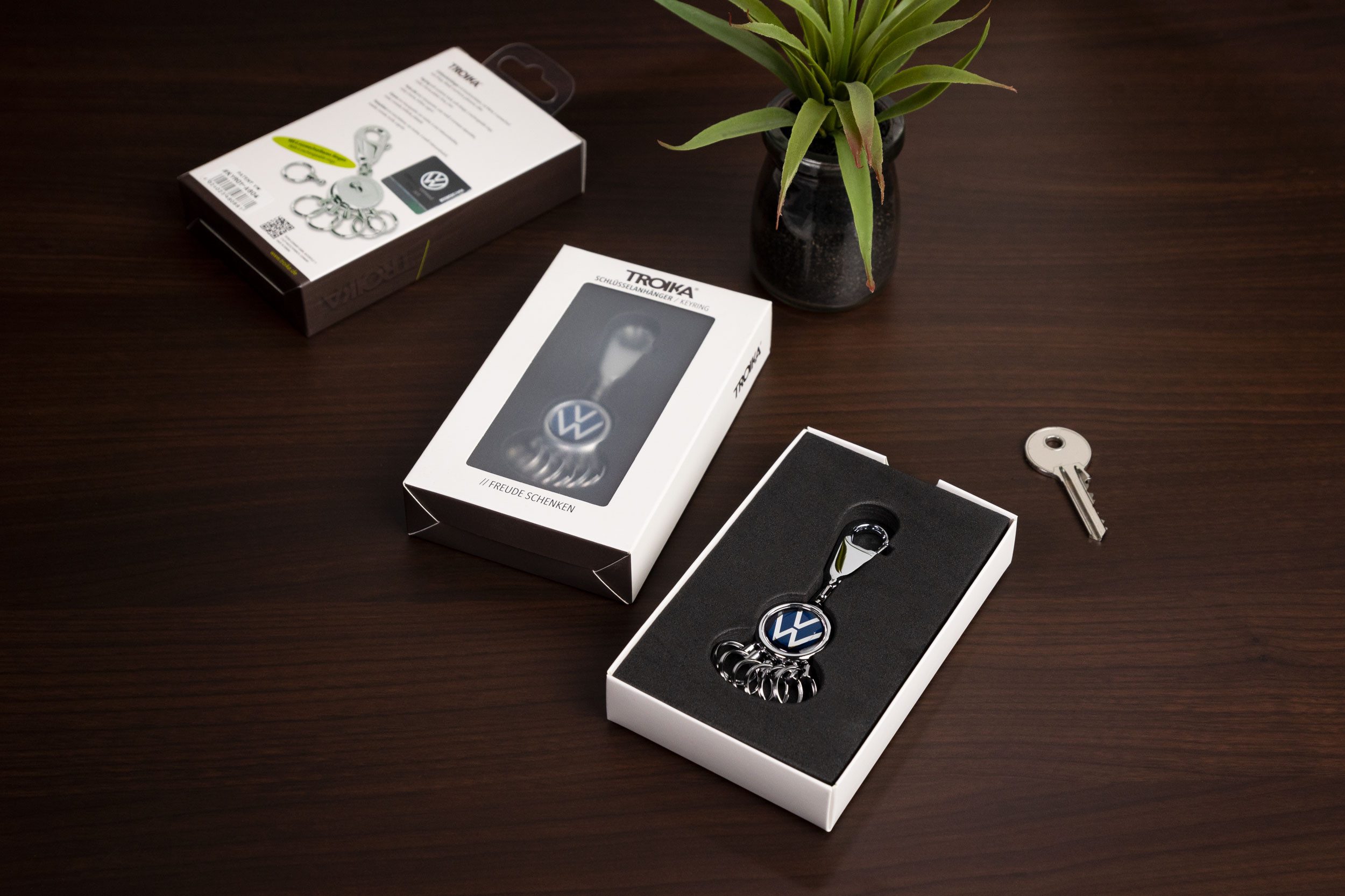 TROIKA Schlüsselanhänger Volkswagen, Offiziell lizensierte VW Schlüsselanhänger, 4 Ausführungen (1-tlg., exklusives Lizenzprodukt), mit Leder, Metall oder Karabiner‑Ring-System, ideal als Geschenk