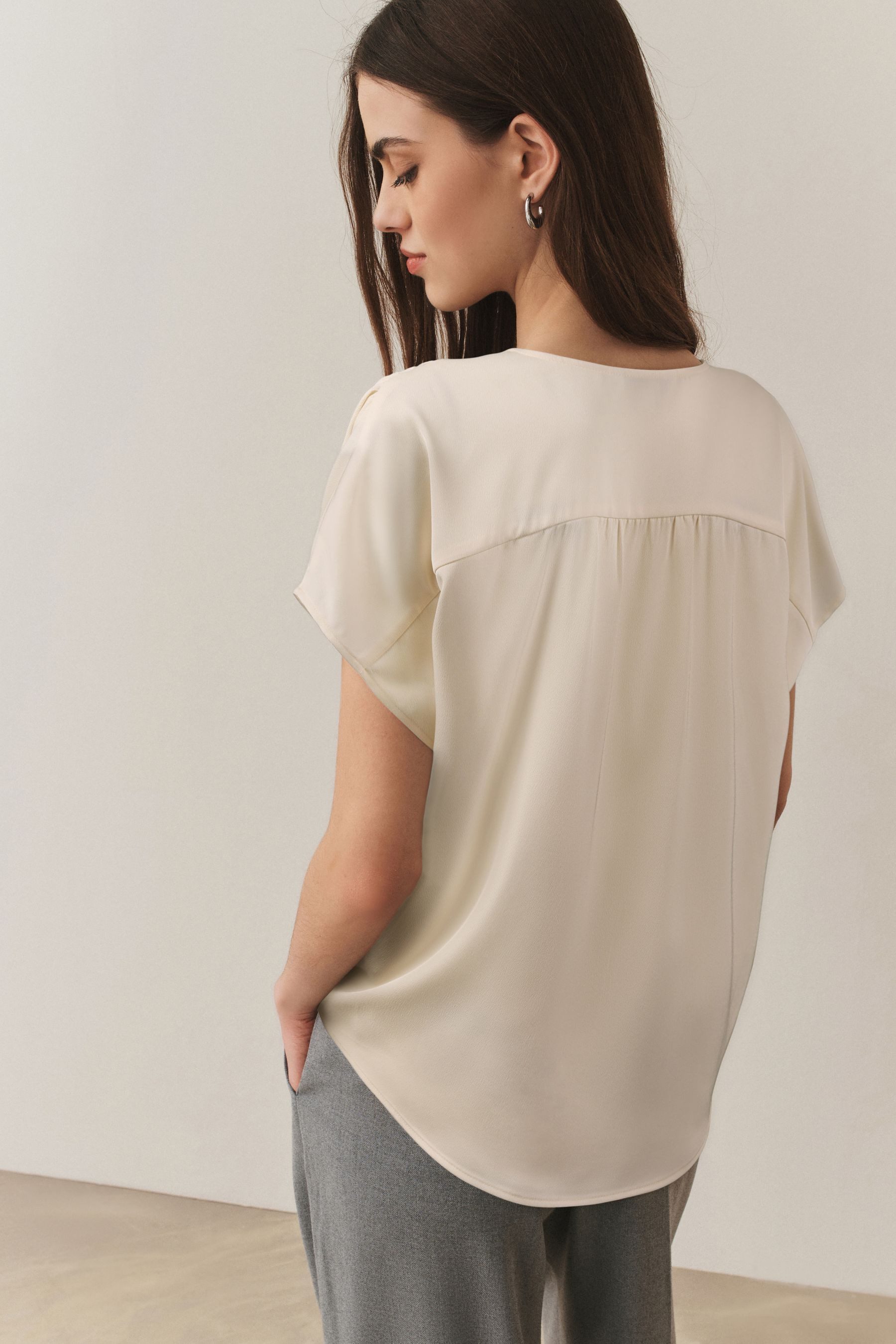 Next Kurzarmbluse Kurzärmelige Bluse mit V-Ausschnitt (1-tlg) günstig online kaufen