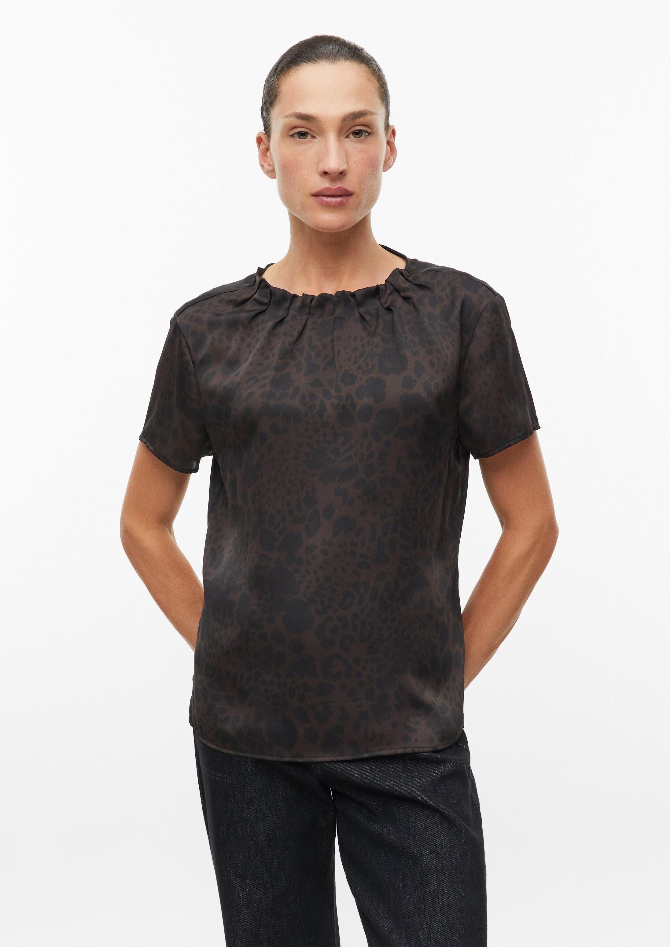 s.Oliver Kurzarmbluse Bluse Satinierte Bluse mit Falten-Detail und Knopfverschluss