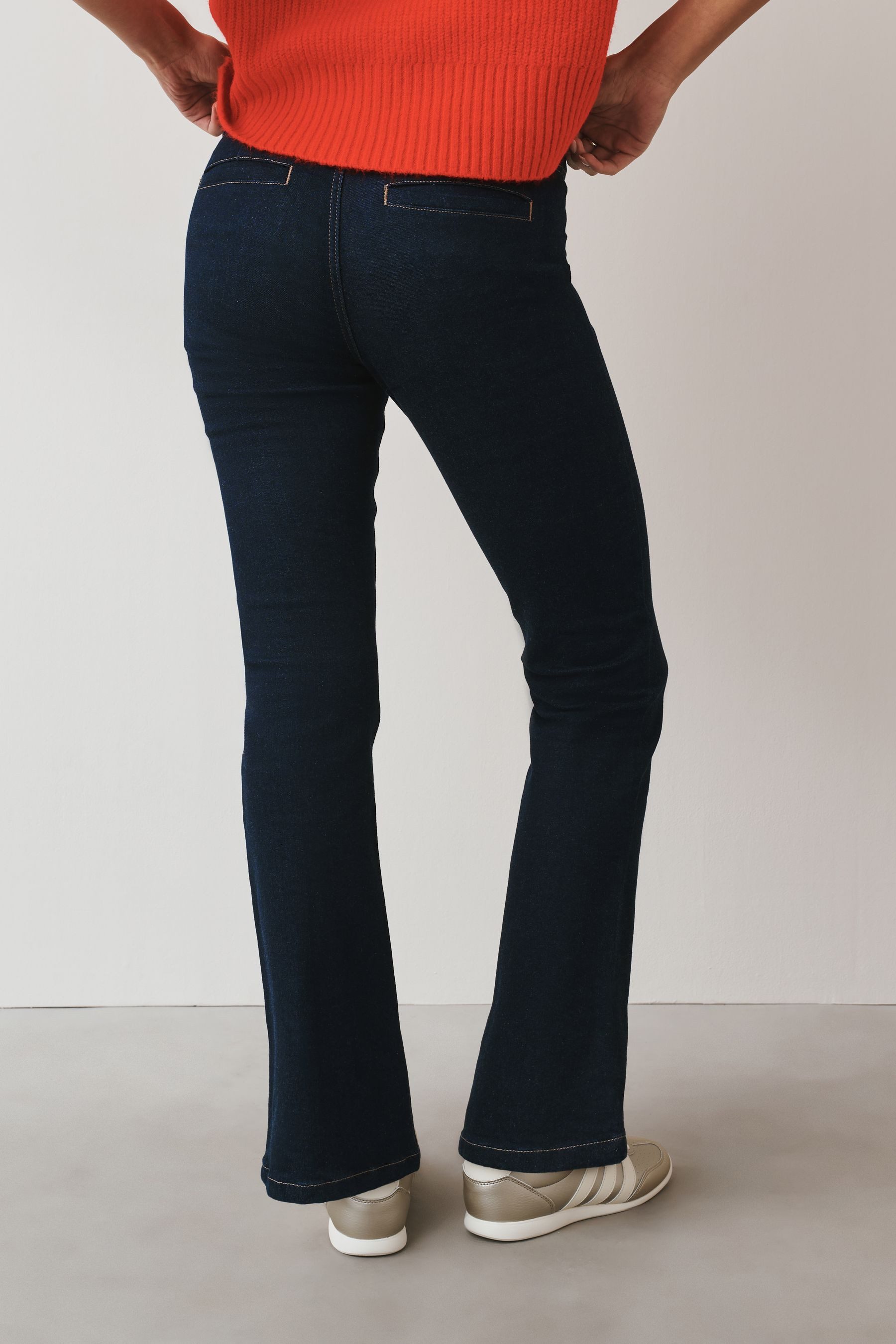Next Bootcut-Jeans Bootcut-Jeans mit mittelhohem Bund, Kurzgröße (1-tlg)