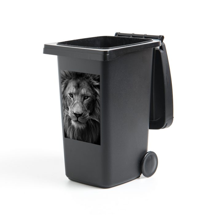MuchoWow Wandsticker Porträt eines afrikanischen Löwen - schwarz und weiß (1 St) Mülleimer-aufkleber Mülltonne Sticker Container Abfalbehälter