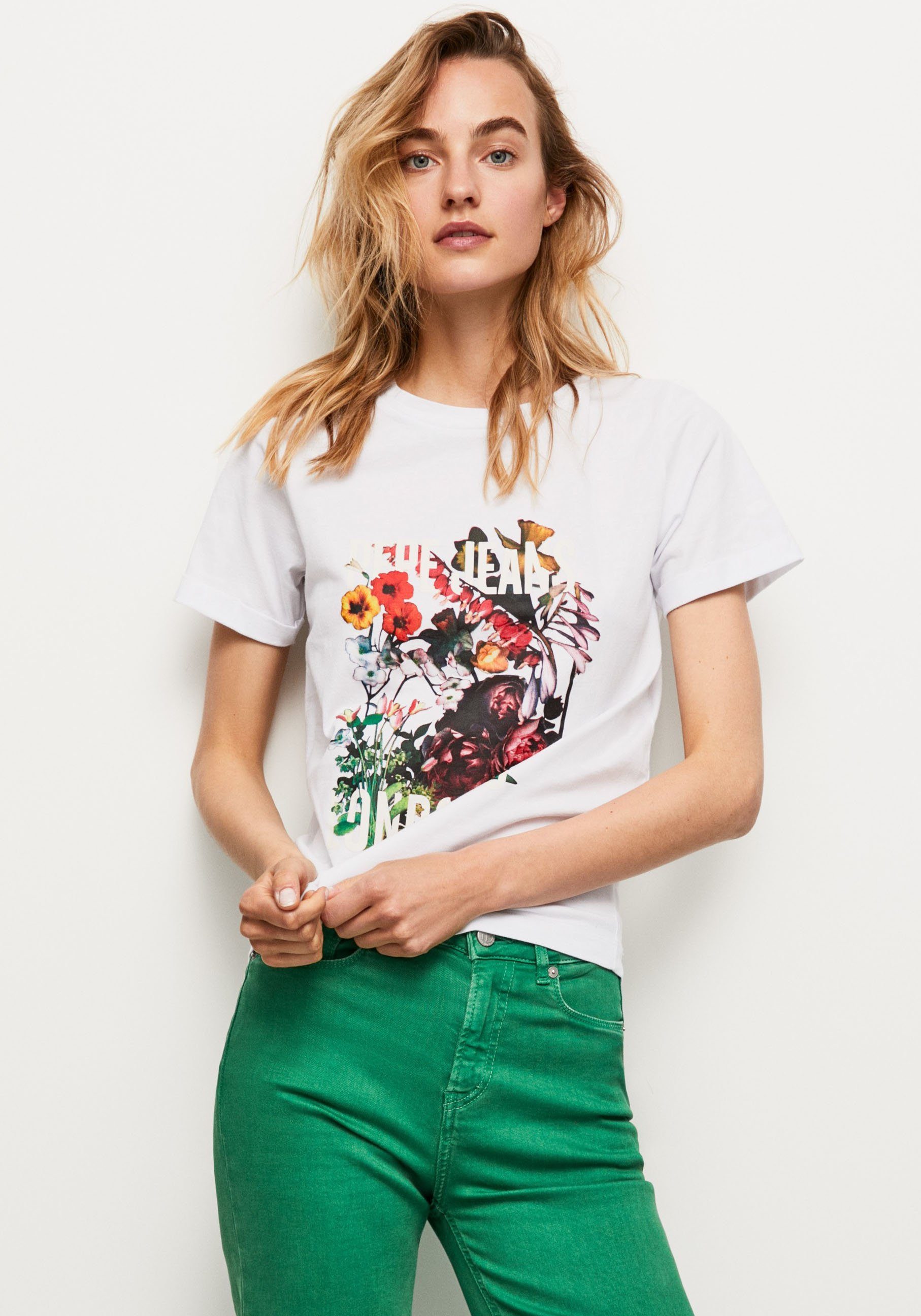 und T-Shirt 800WHITE oversized markentypischem Passform Pepe tollem Frontprint in mit Jeans