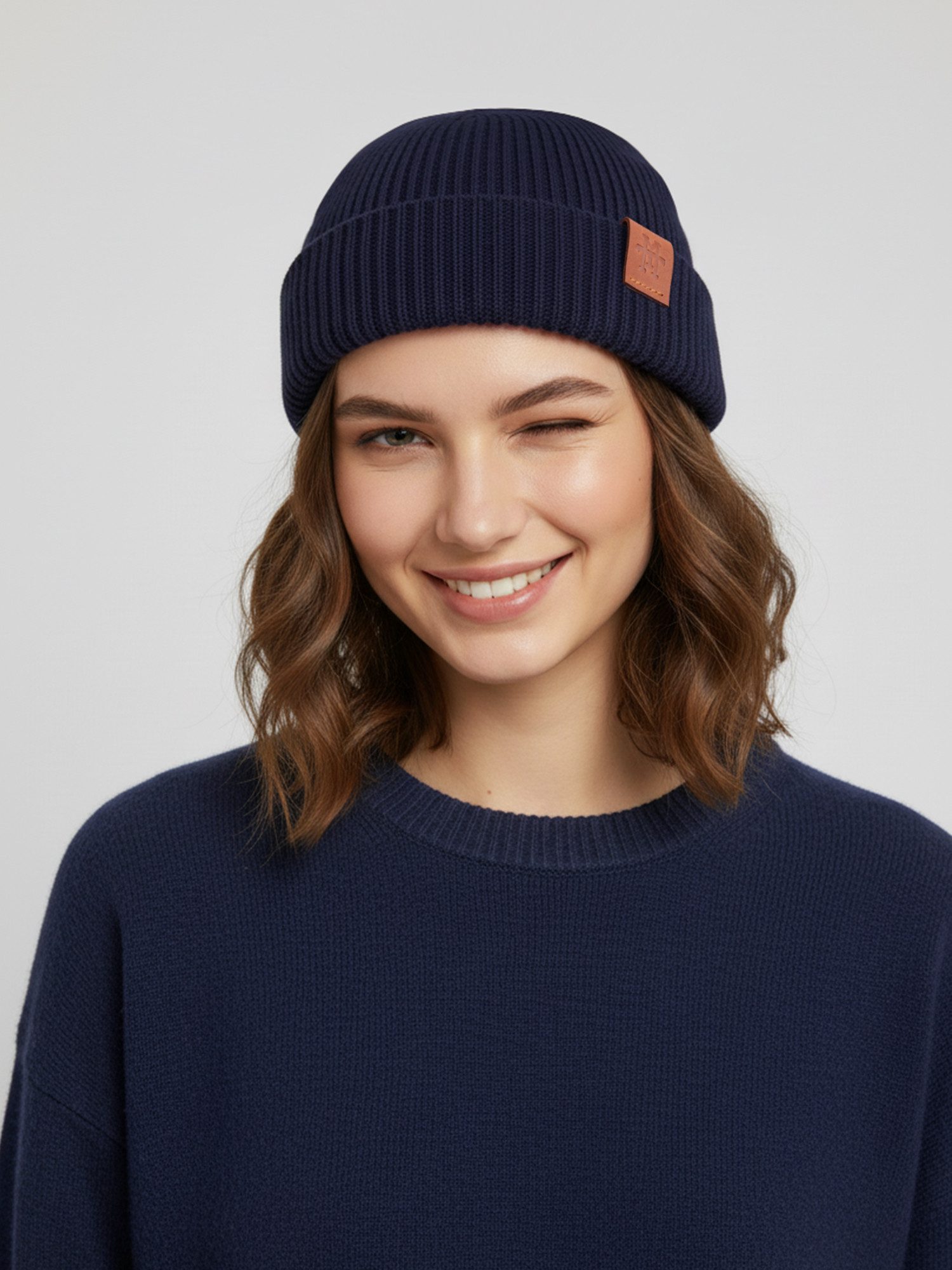 Manufaktur13 Beanie Fishermans Beanie - Strickmütze, Wintermütze, Dockermütze mit Echt-Leder Veredelung