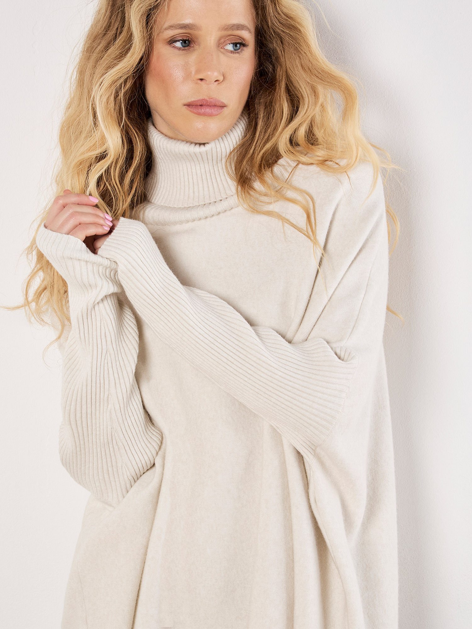 Apricot Rollkragenpullover Pullover-Poncho mit Fransen