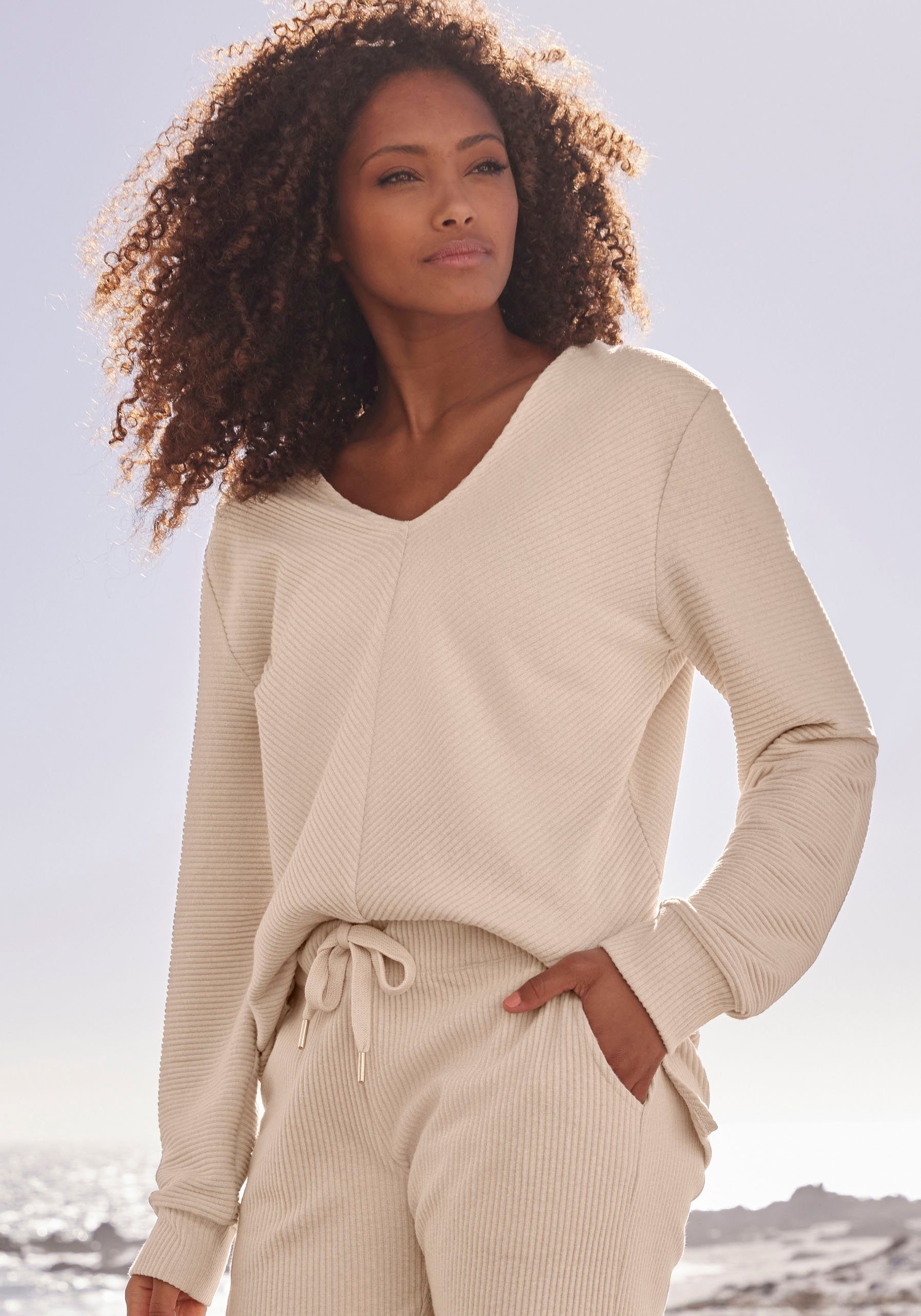 s.Oliver Sweatshirt -Langarmshirt mit V-Ausschnitt und weiche Rippbündchen, Loungeanzug creme