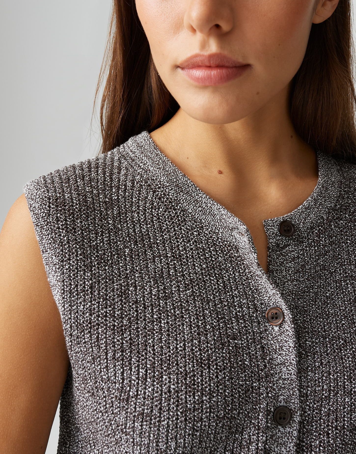 OPUS Strickweste Strickweste aus Baumwoll-Mix mit Mélange-Effekt Schmale Passform, breite Strickbündchen als Detail