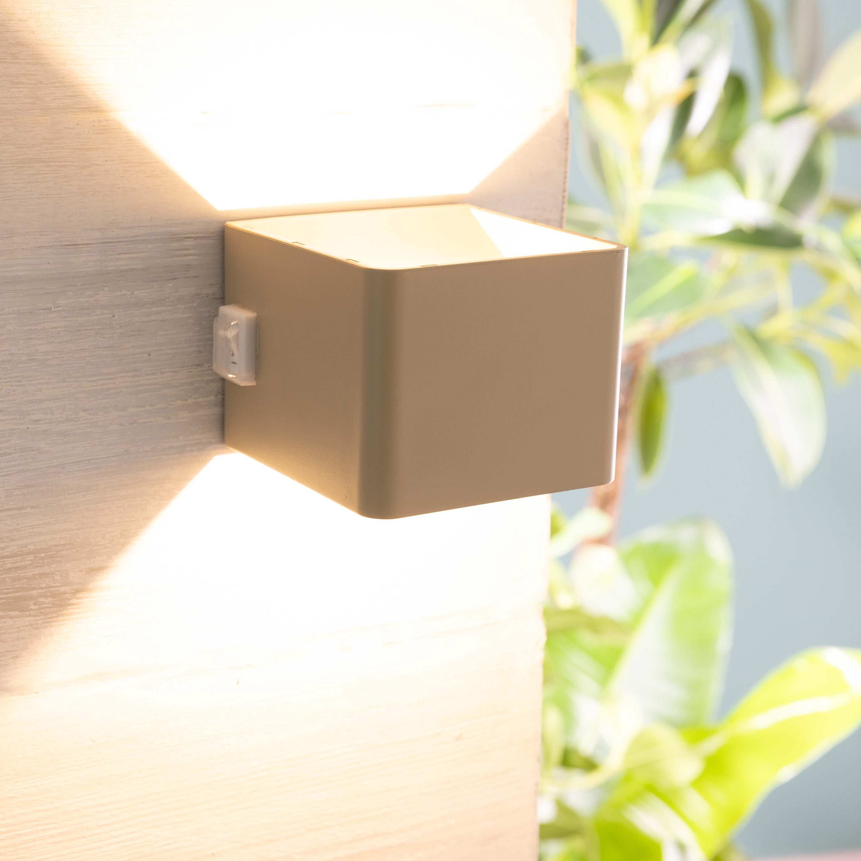Brilliant Außen-Wandleuchte Iseo - portable Akkuleuchte inkl. Magnetplatte, Abschaltautomatik, Bewegungsmelder, Ein-/Ausschalter, USB-Ladefunktion, LED fest integriert, Warmweiß, Akku, 300 lm, 3000 K, USB, schwarz, mobile Außenlampe, Wandlampe