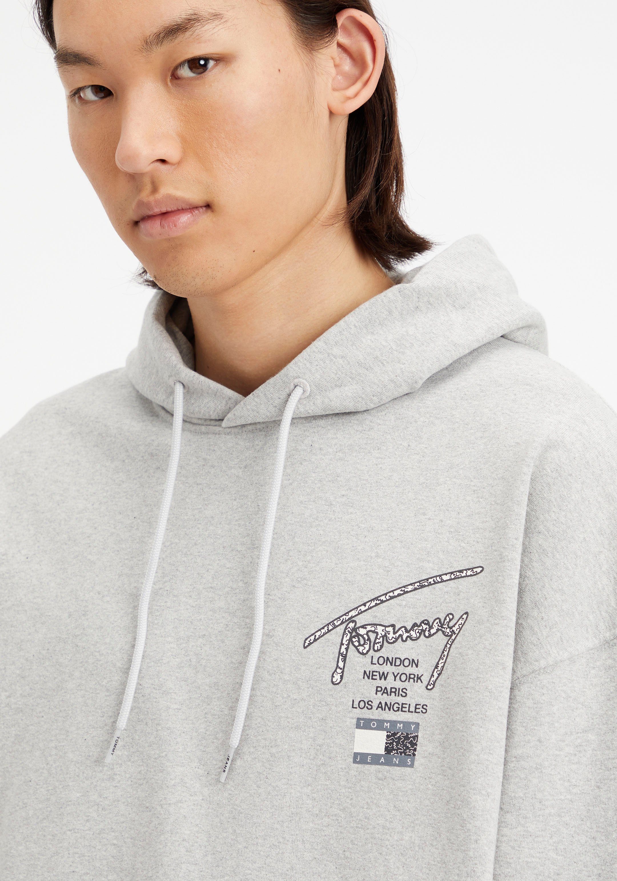 AOP Jeans Silver Logodruck Grey mit dem BACK Tommy HOODIE OVZ TJM Rücken Kapuzensweatshirt auf