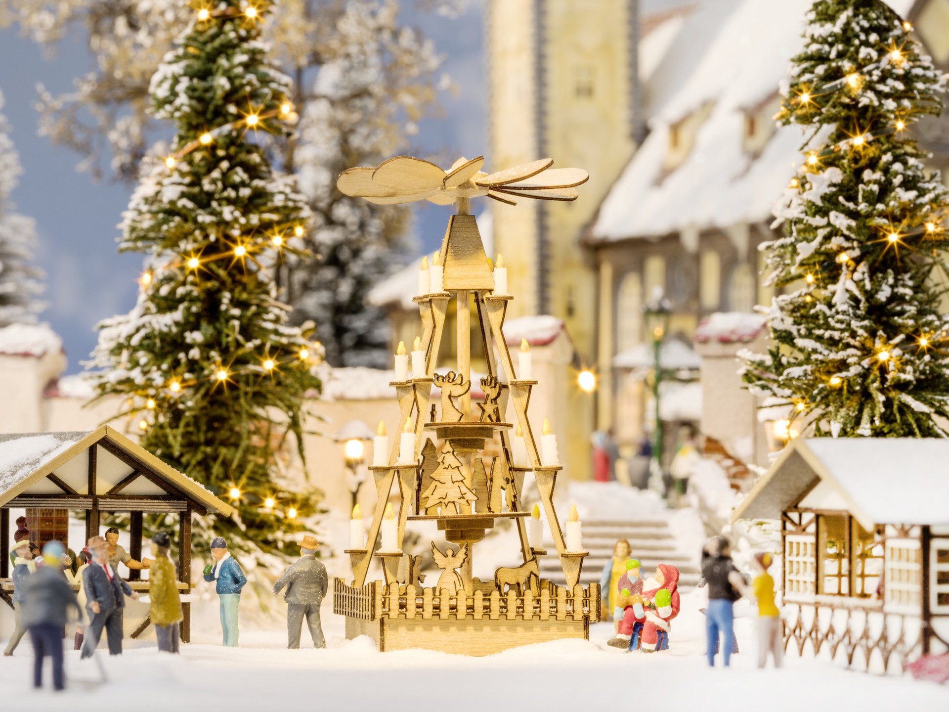 Weihnachtsfigur Weihnachtsmarkt-Pyramide mit Lichtern, 4,5 x 4,5 c