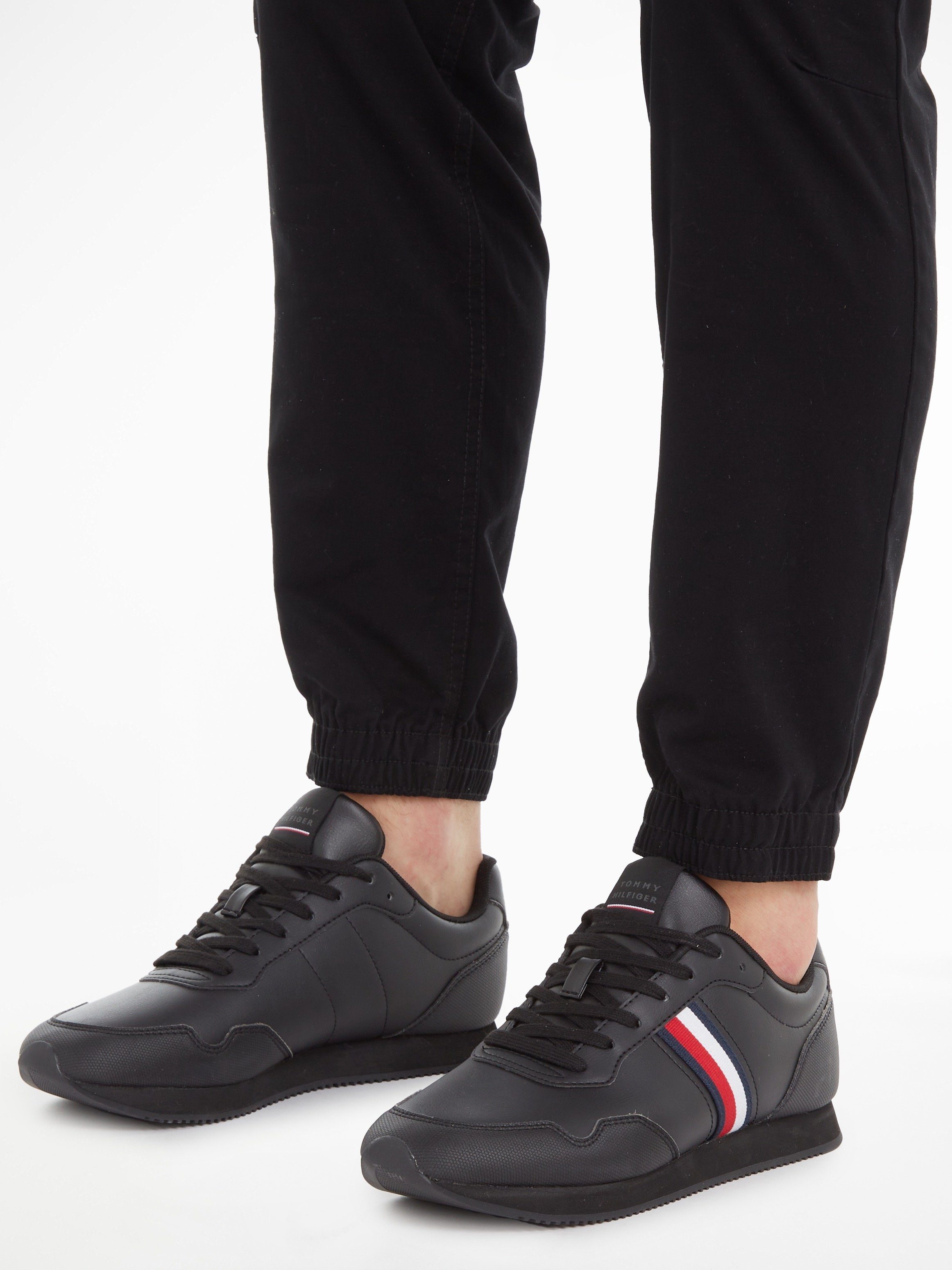 schwarz LO mit Streifen CORE Hilfiger Sneaker RUNNER PU LTH Tommy seitlichen