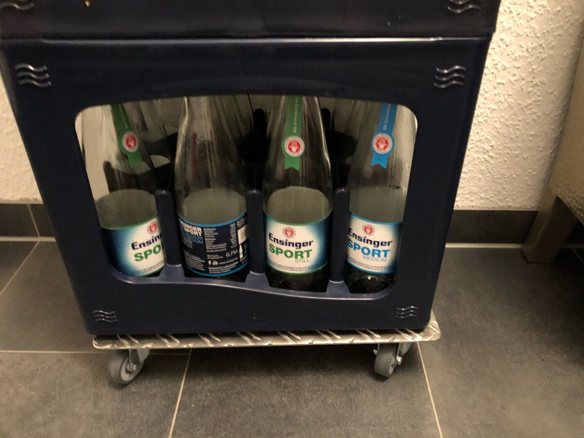 Schlögel Getränkeuntersetzer Getränkeuntersetzer Getränkekisten AluGrip-GK200 Belastung bis 200kg, Rollen aus thermoplastischem Gummi