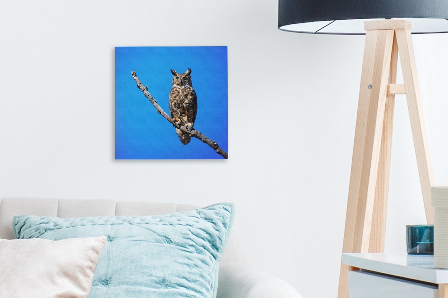 einem Himmel, Eine einem Leinwandbild Leinwand für blauen Schlafzimmer auf OneMillionCanvasses® in sitzt Bilder Ast Wohnzimmer Waldohreule (1 St),