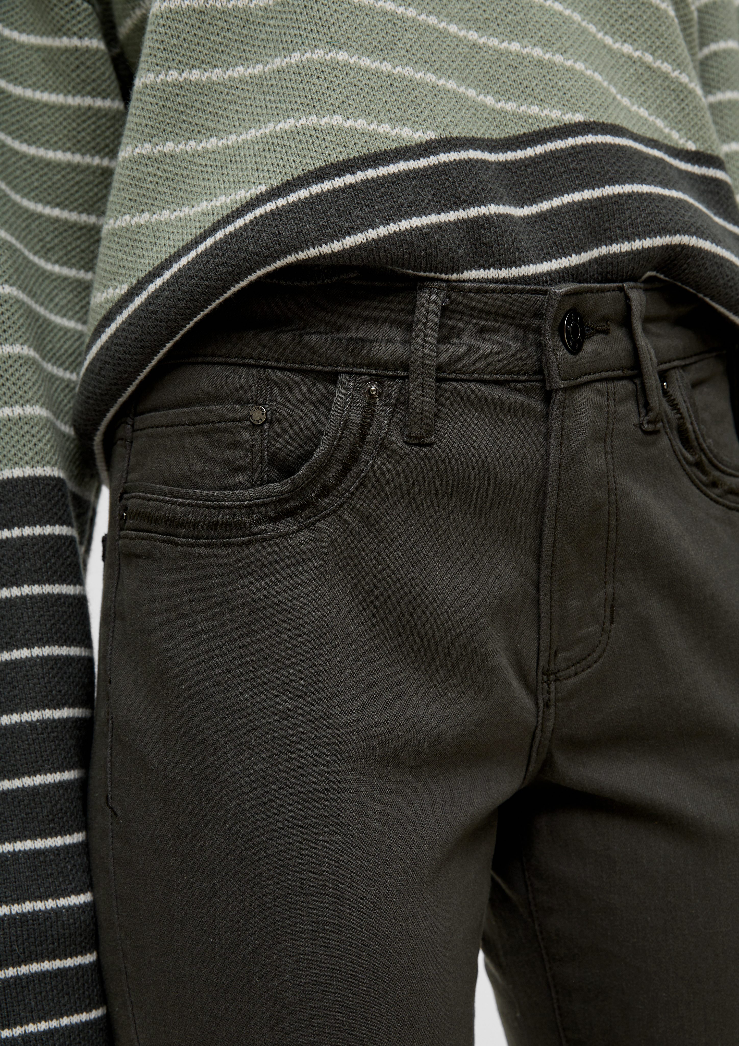 s.Oliver 5-Pocket-Jeans Jeans Stickerei, Betsy olivgrün Label-Patch Fit Mid / Slim Leg / Slim Rise 