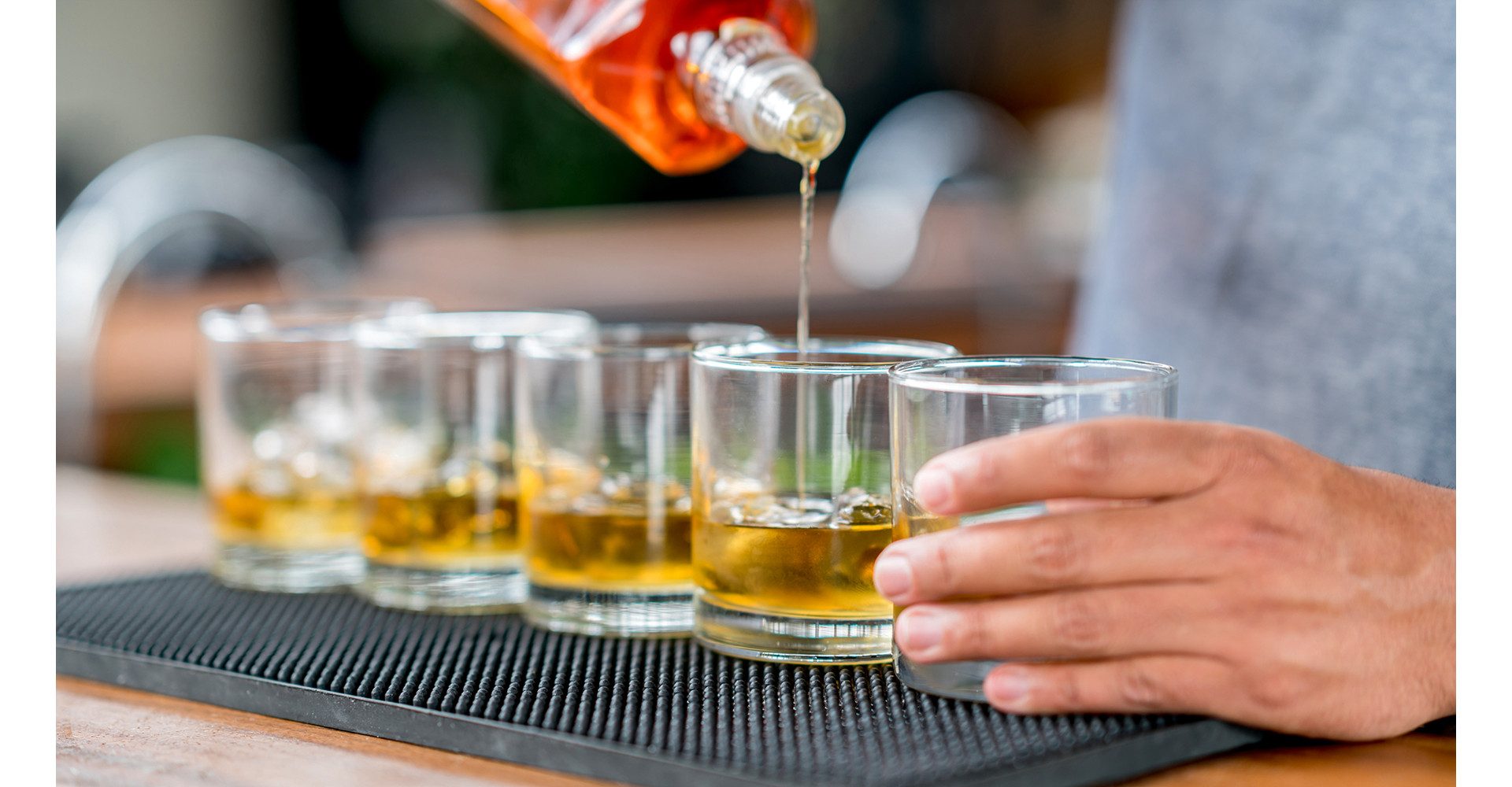 Jochen Schweizer Erlebnisgutschein Rum Tasting Berlin (8 Rum-Sorten), Edle Tropfen entdecken: Fachlich kommentierte Rum-Verkostung