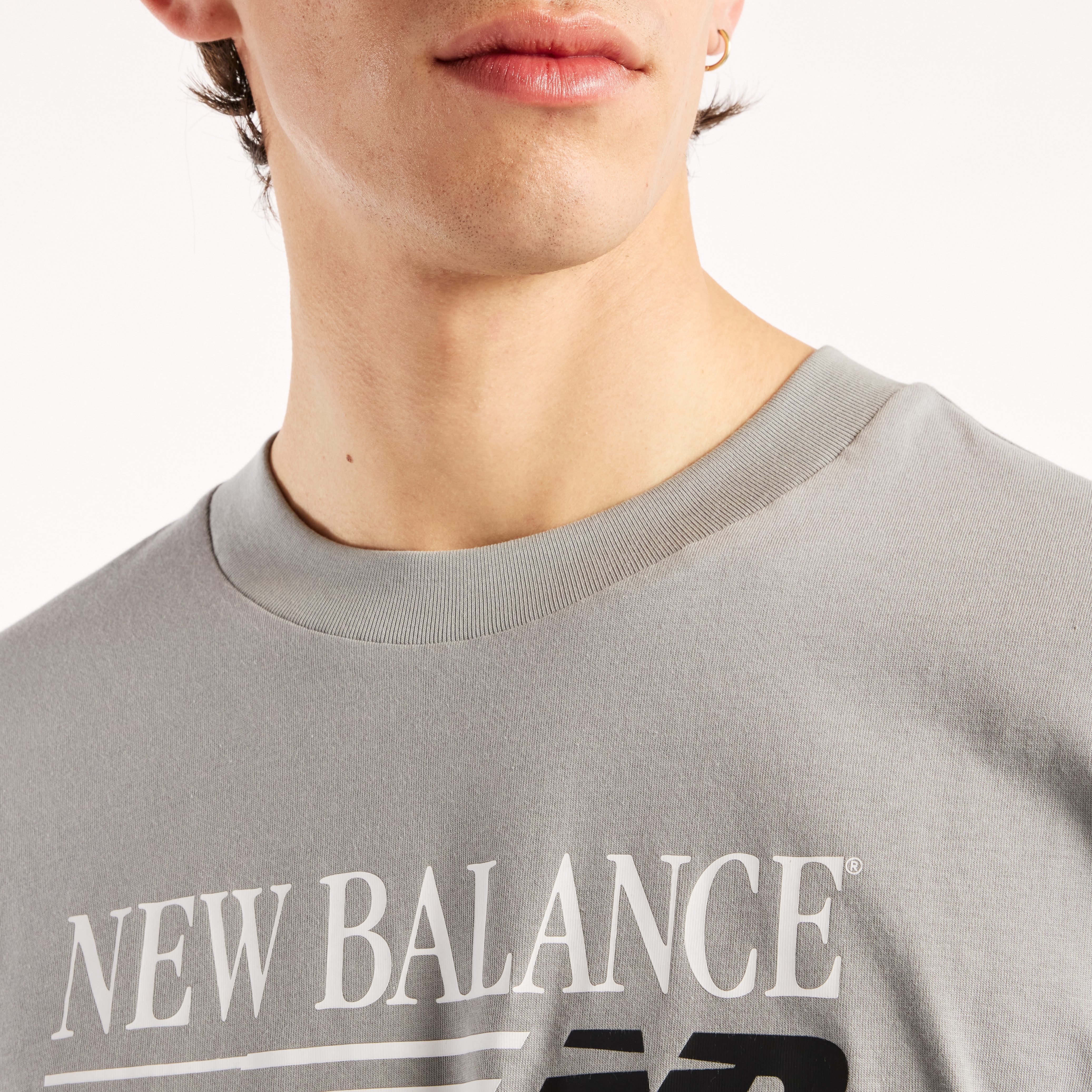 New Balance T-Shirt REIMAGINED GRAPHIC T-SHIRT sportlicher Stil, T-Shirt-Schnitt, für Sportmode, aus Baumwolle