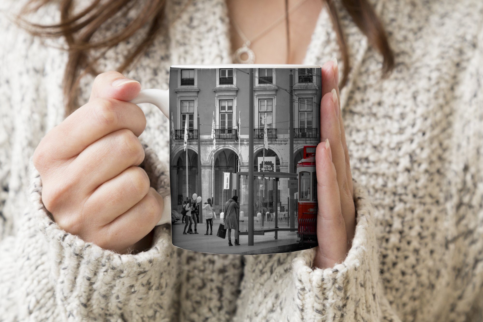 MuchoWow Tasse Schwarz-Weiß-Foto mit Keramik, roten Kaffeetassen, einer Straßenbahn, Teetasse, Becher, Teetasse, Geschenk